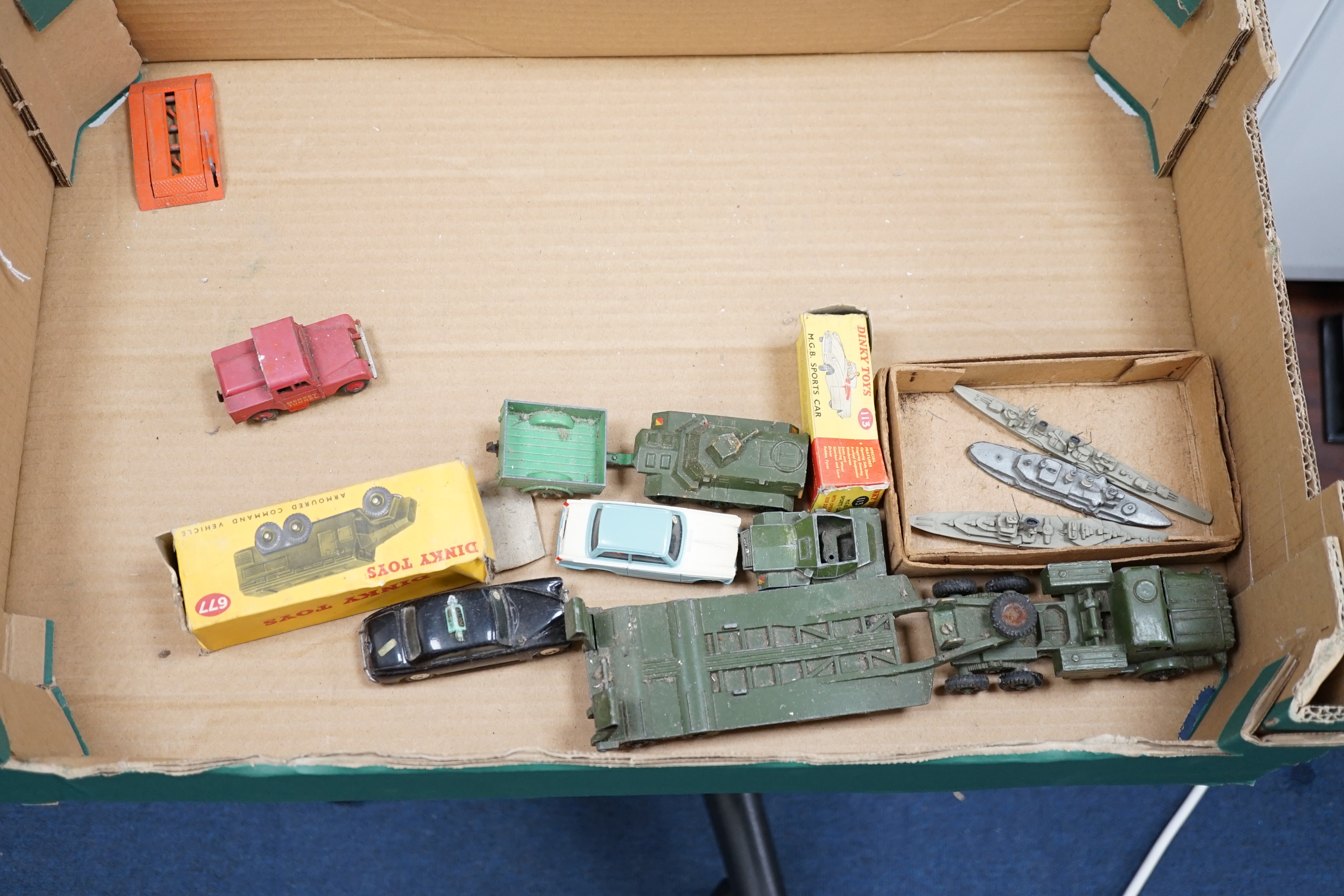 Thirteen Dinky Toys and Supertoys, etc. including; an MGB (113), a Riley Pathfinder, a Triumph - Bild 6 aus 14