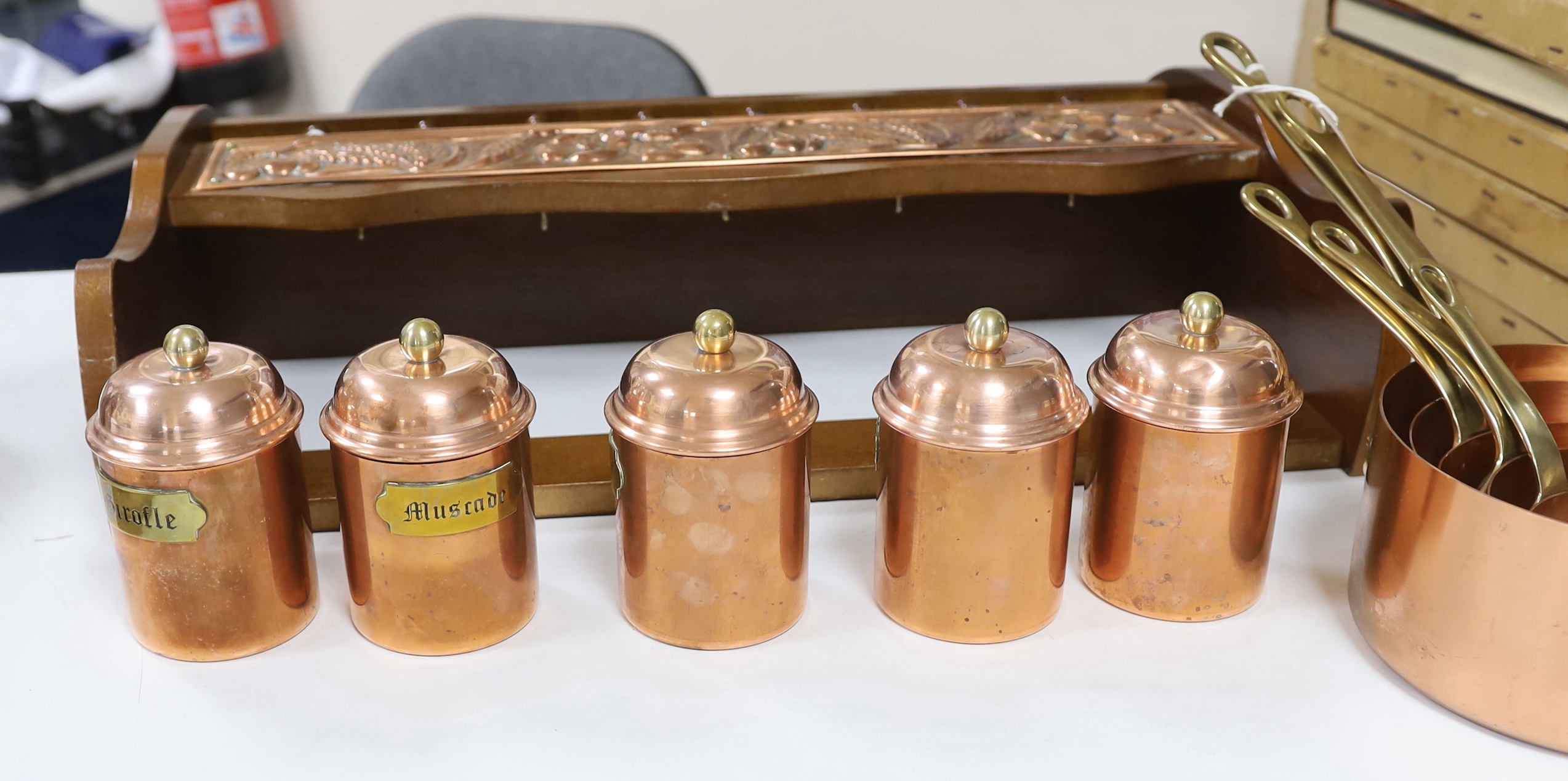 A graduated set of five French copper and brass saucepans and five lidded jars with copper mounted - Bild 2 aus 3