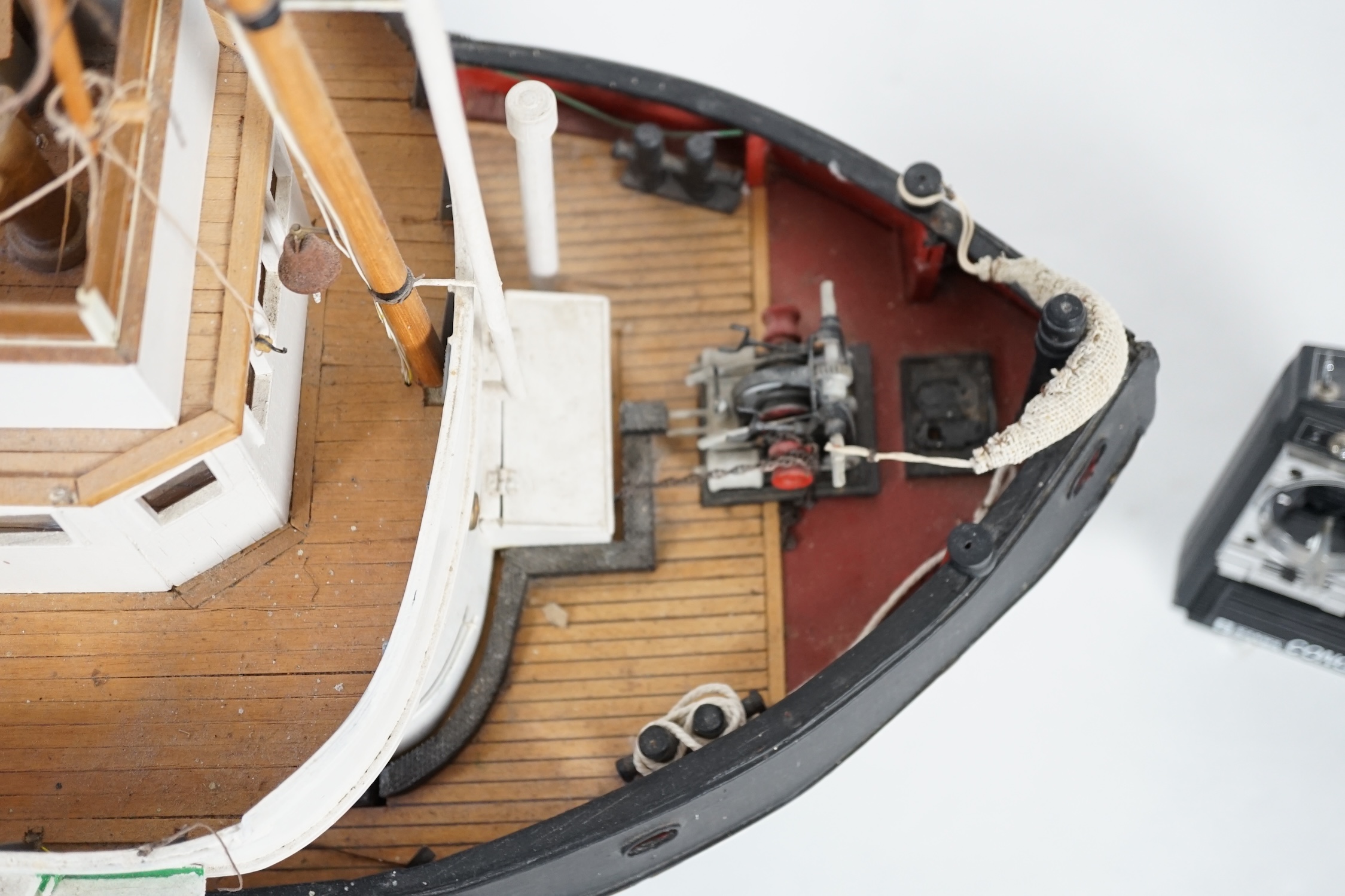 A kit built Maxwell Hemmens pond yacht style model of a 1930s Thames Tug after the firm Watkin & - Bild 5 aus 7