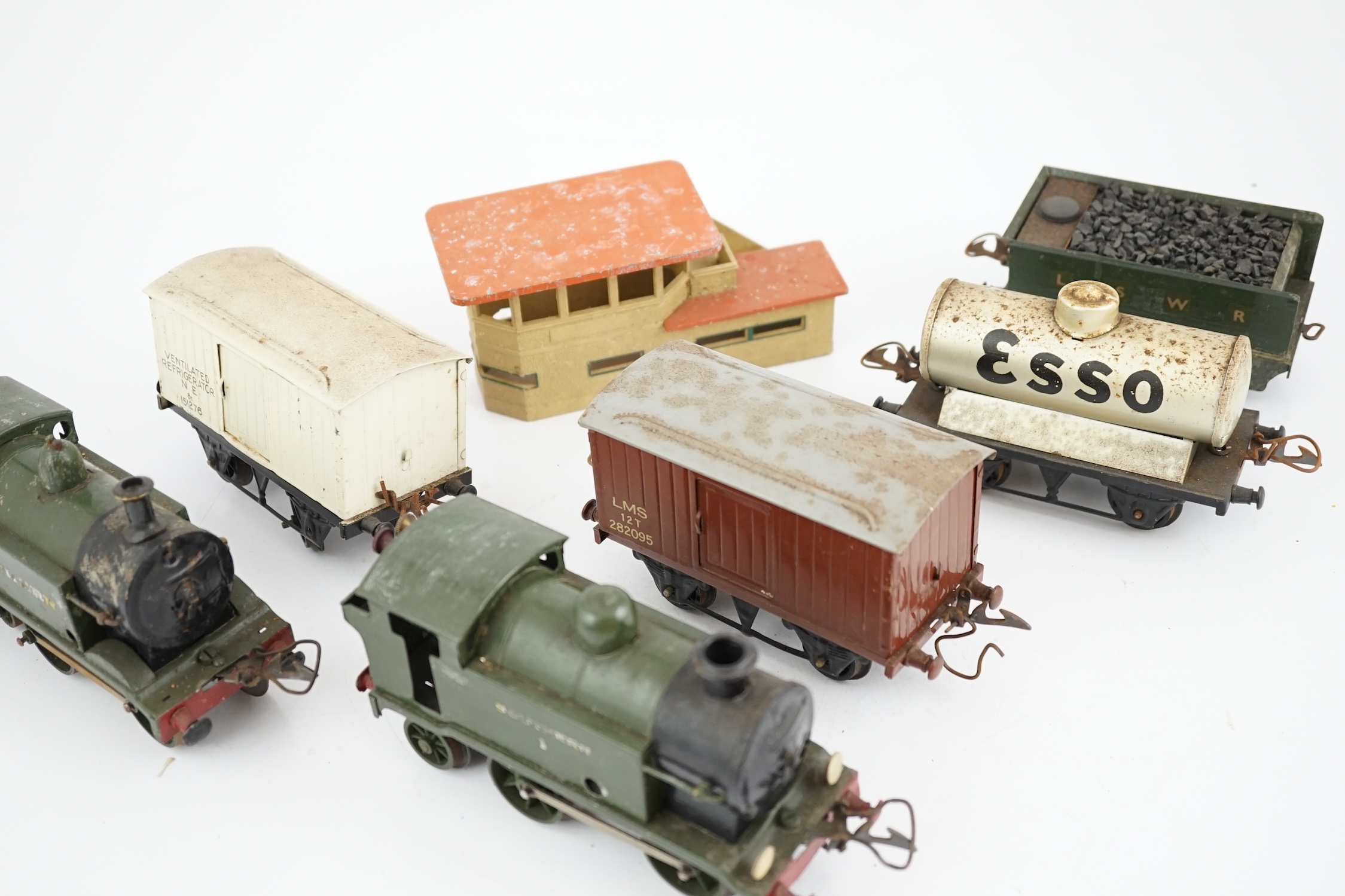 Fourteen 0 gauge tinplate etc. railway items, including three clockwork locomotives; an LSWR 4-4-0 - Image 14 of 20