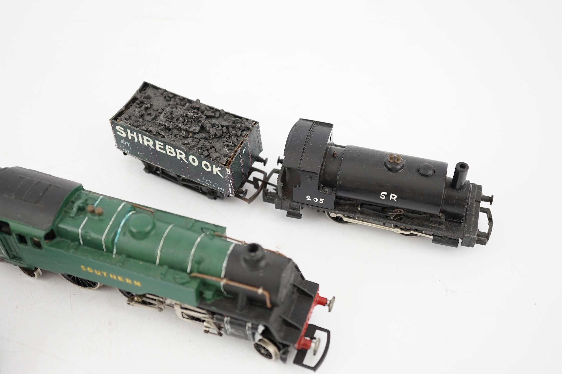A quantity of 00 gauge railway by Hornby, Tri-ang, Dapol, Crescent, etc. including five locomotives; - Bild 11 aus 14