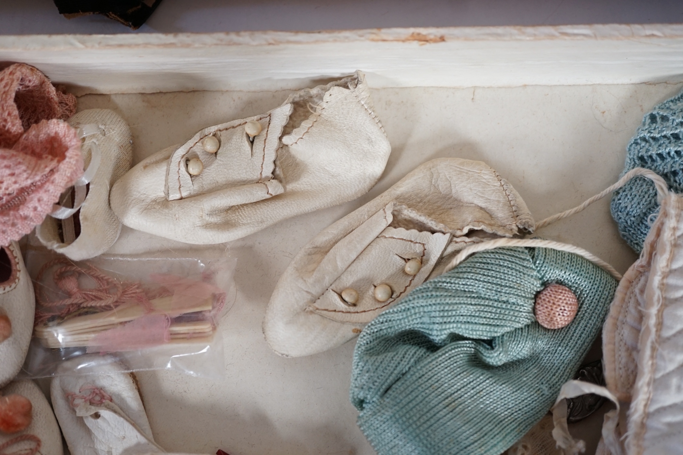 A doll's trunk with assorted vintage clothes, shoes and doll's accessories - Image 6 of 6