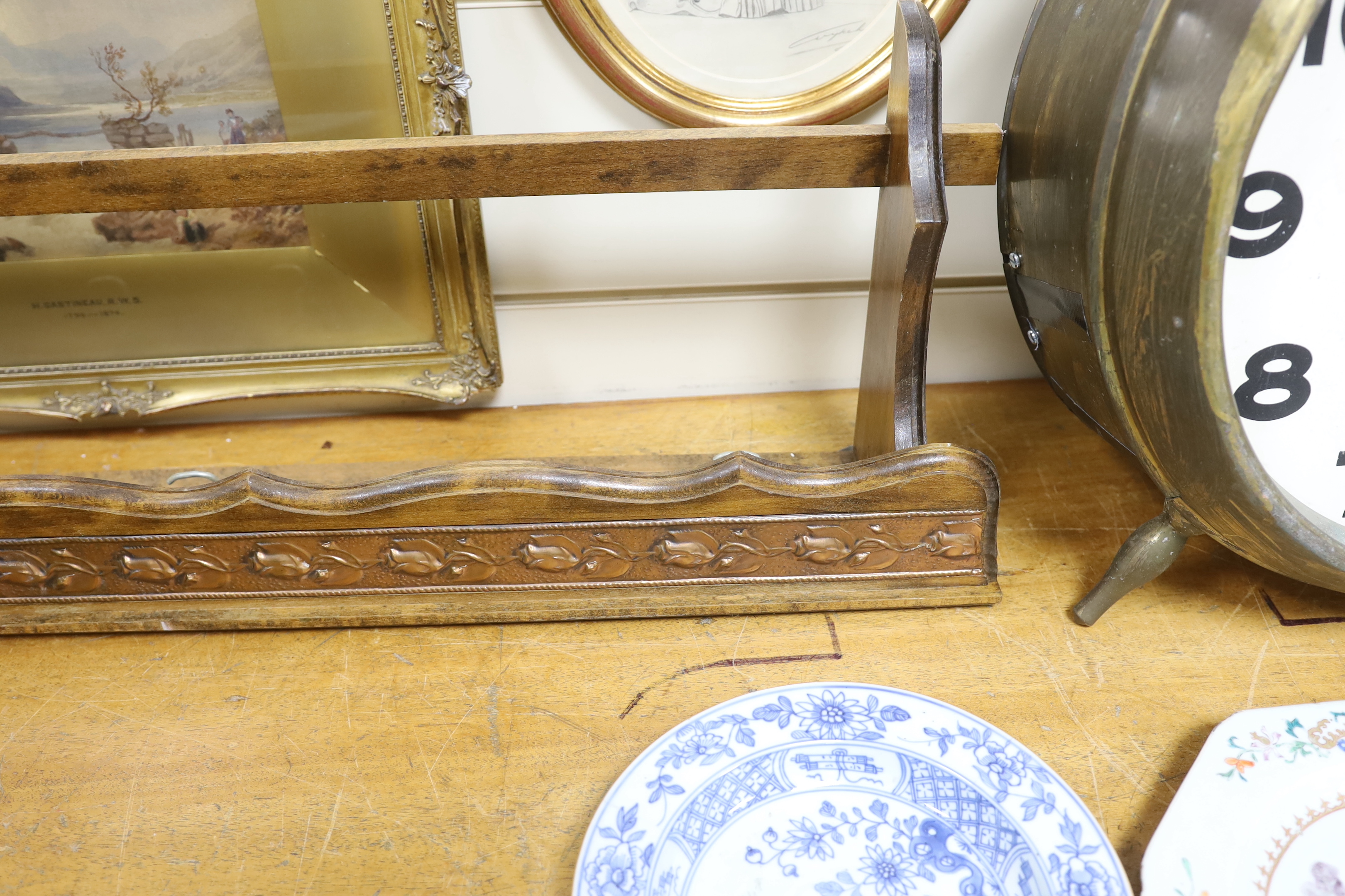 A graduated set of six copper and brass saucepans with beech hanging rack, 104cm wide - Image 3 of 4