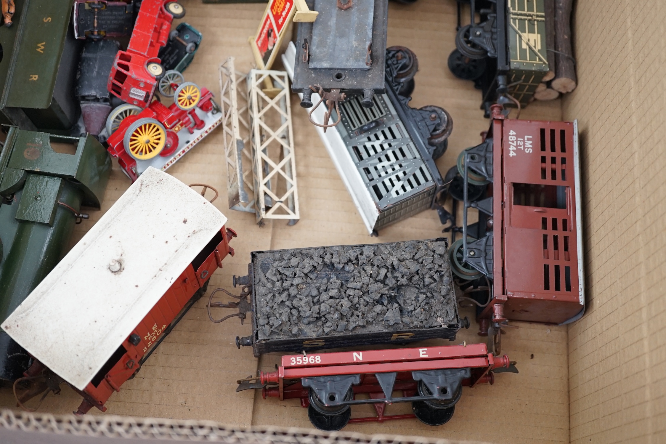 Fourteen 0 gauge tinplate etc. railway items, including three clockwork locomotives; an LSWR 4-4-0 - Image 19 of 20