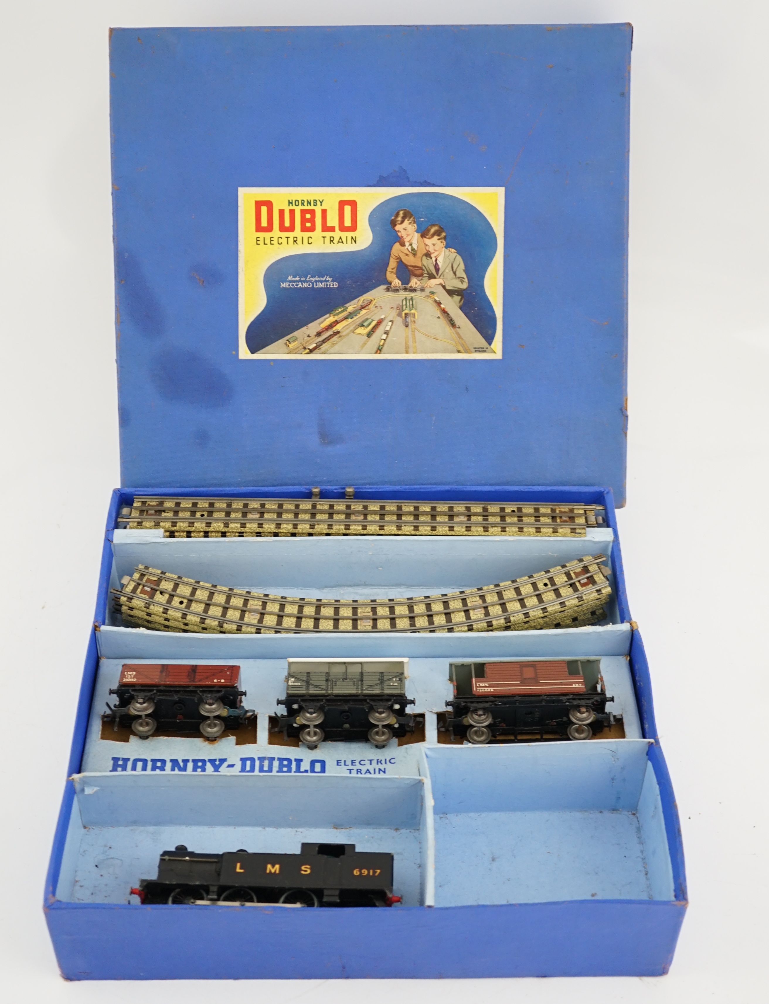 A collection of Hornby Dublo railway for 3-rail running, including; a boxed EDG7 Tank Goods Train - Bild 11 aus 22