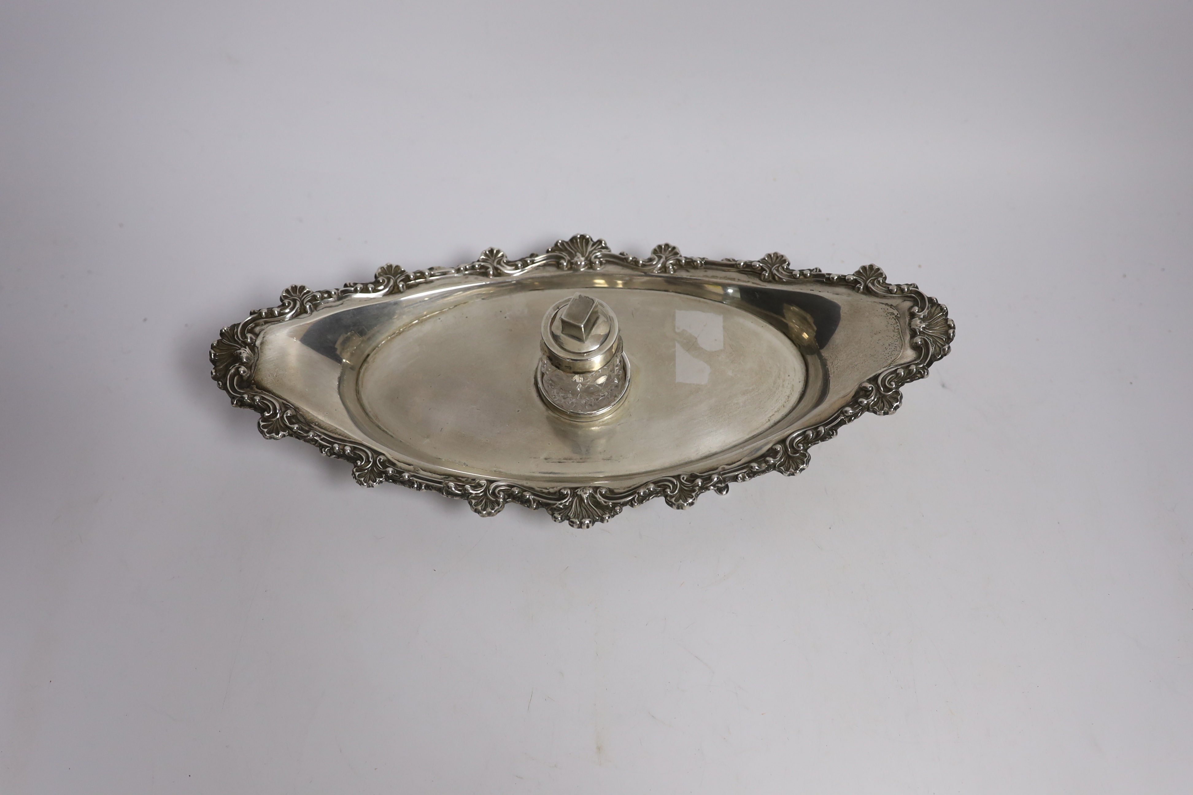 A late Victorian silver navette shaped inkstand, with silver mounted cut glass well, on four - Bild 2 aus 4