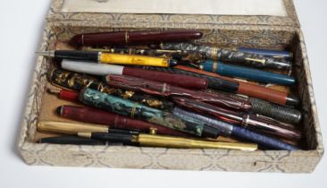 A collection of vintage fountain pen and boxes