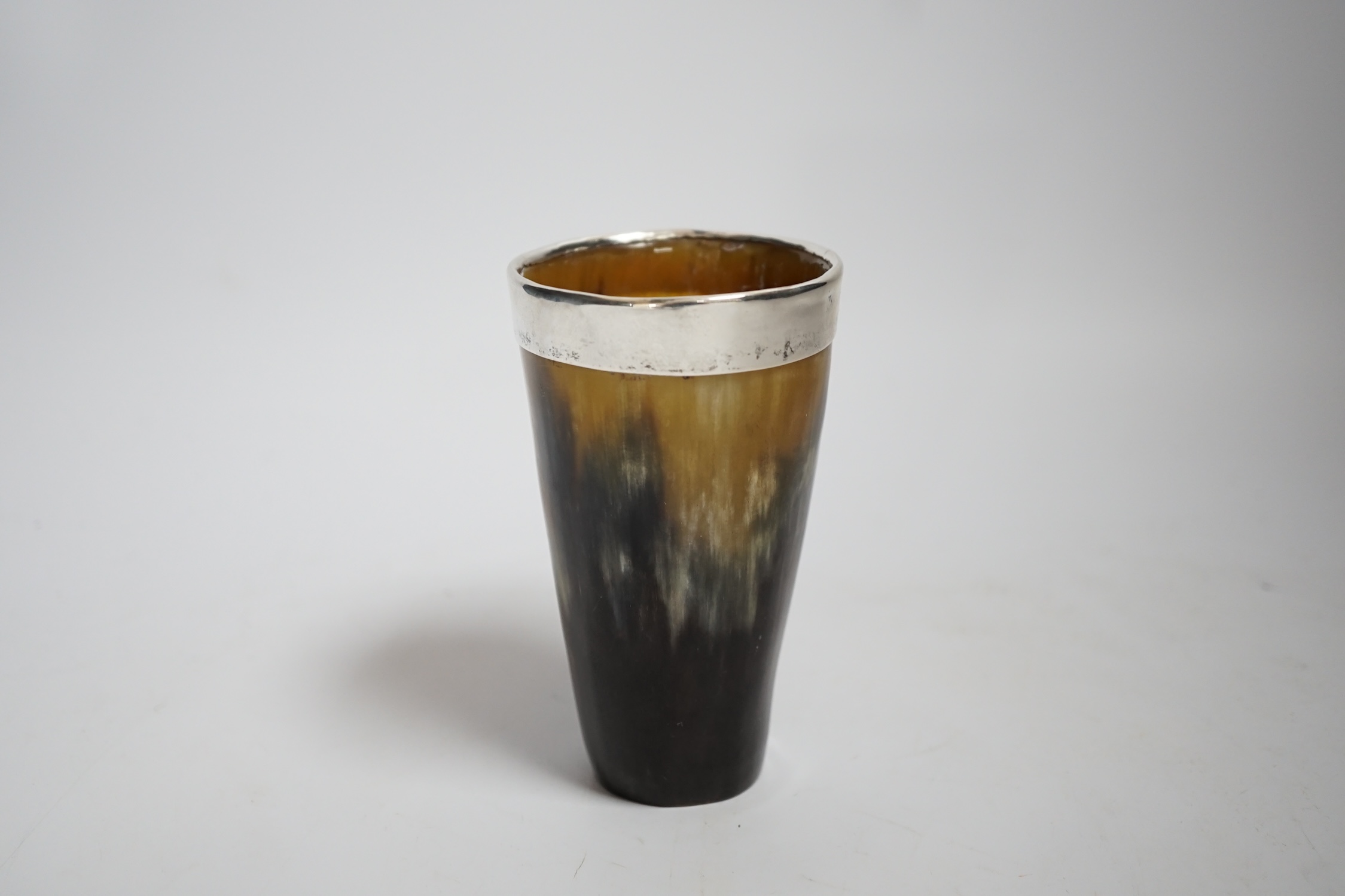 A silver rimmed horn beaker, 11.5cm - Image 2 of 5