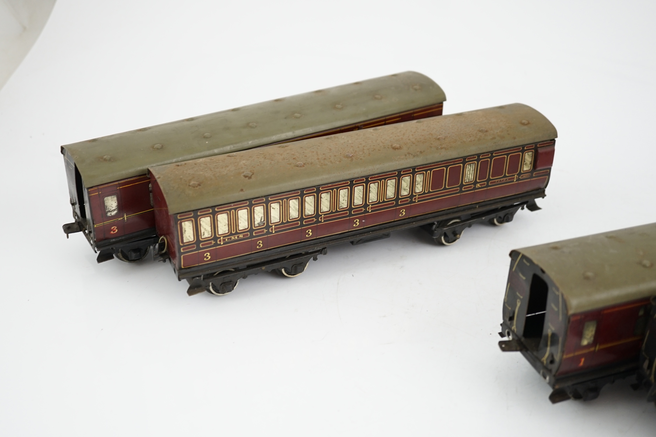 Five Hornby 0 gauge tinplate No.2 coaches in LMS livery - Image 9 of 10