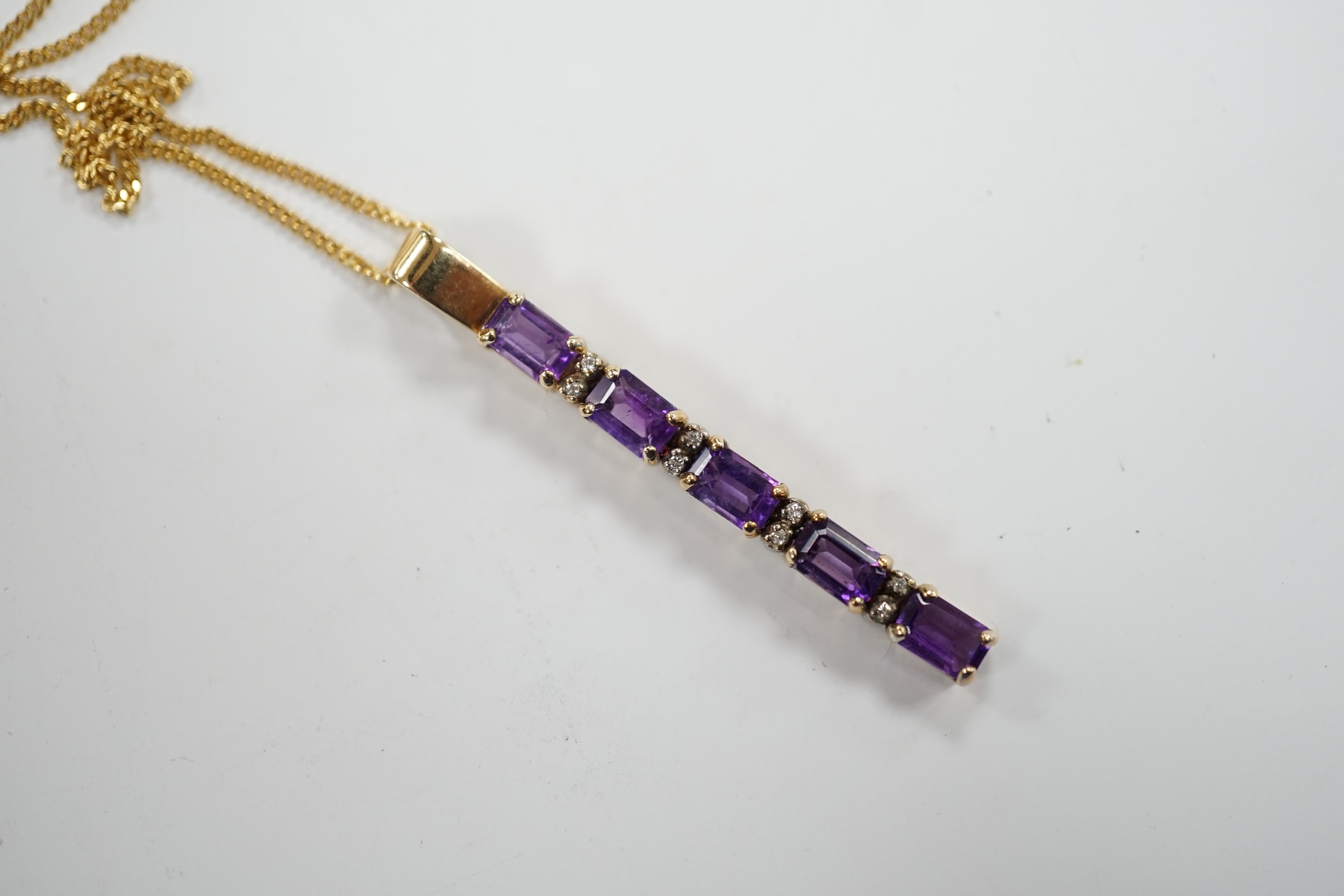 A modern yellow metal, amethyst and diamond chip set line pendant, 47mm, on an 18ct gold fine link - Bild 2 aus 4