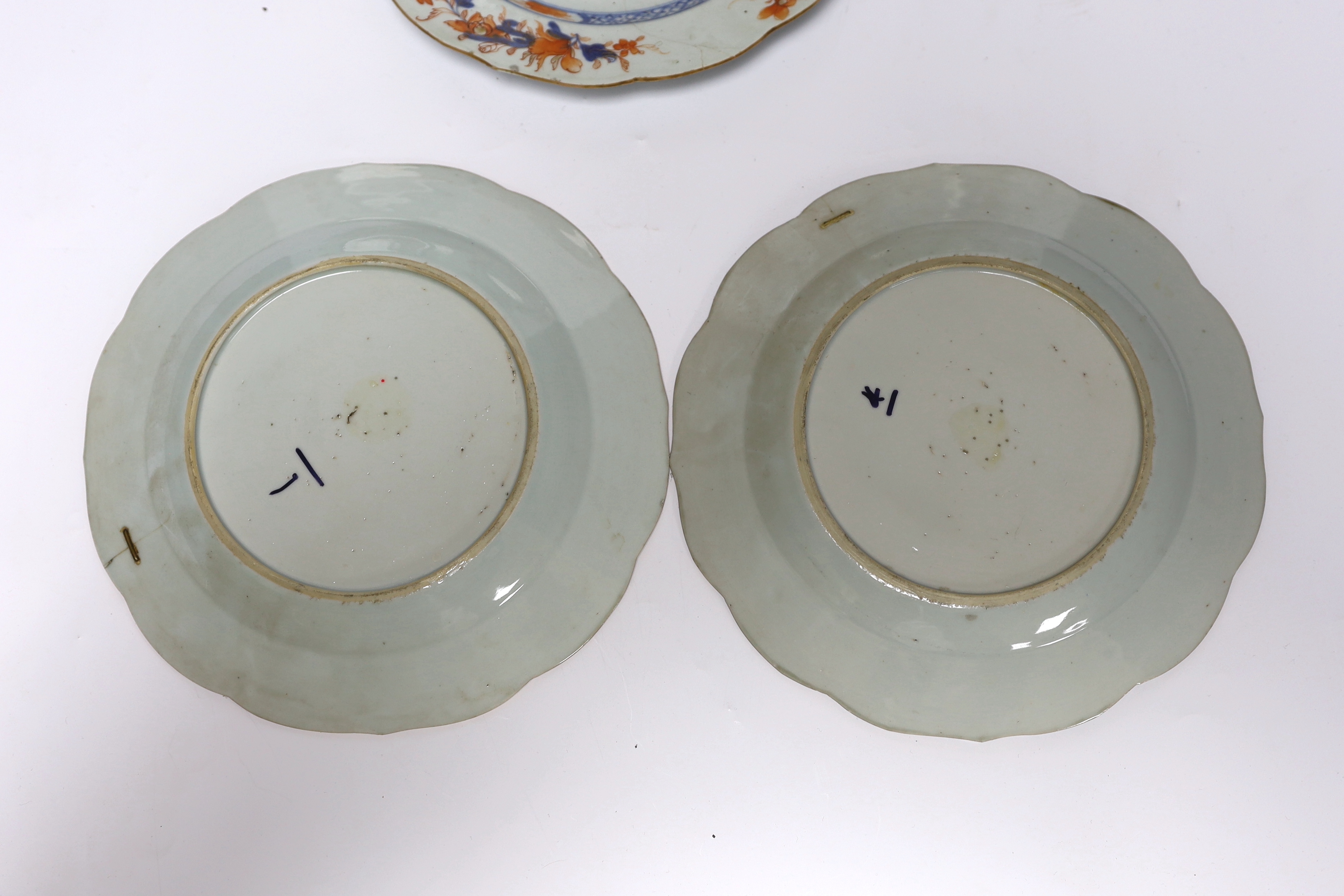 A group of five 18th century Chinese Imari plates, 22.5cm - Bild 4 aus 4