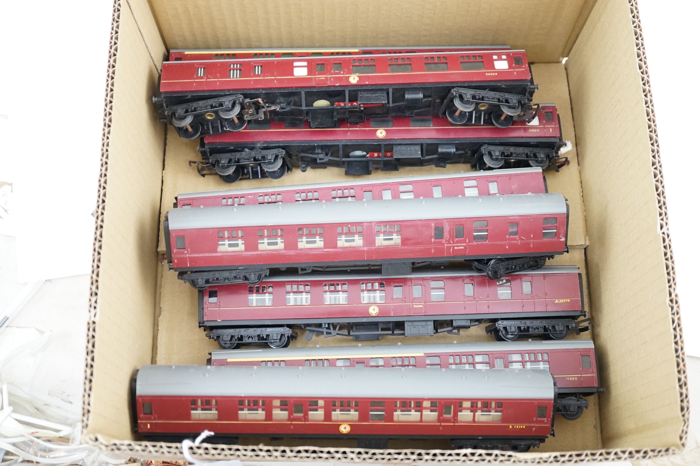 A collection of 00 gauge model railway by Hornby, Tri-ang, etc. including two boxed locomotives; a - Image 6 of 8