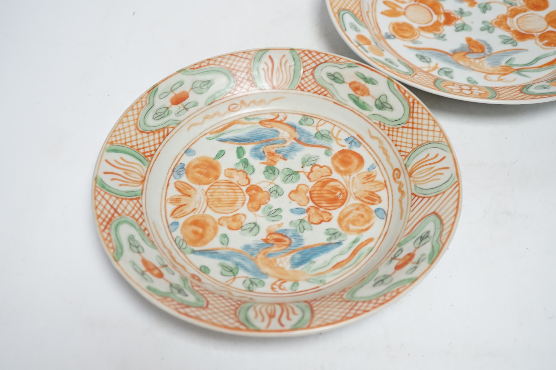 A pair of Chinese Swatow enamelled porcelain plates, late 16th century, 24cm - Image 2 of 4