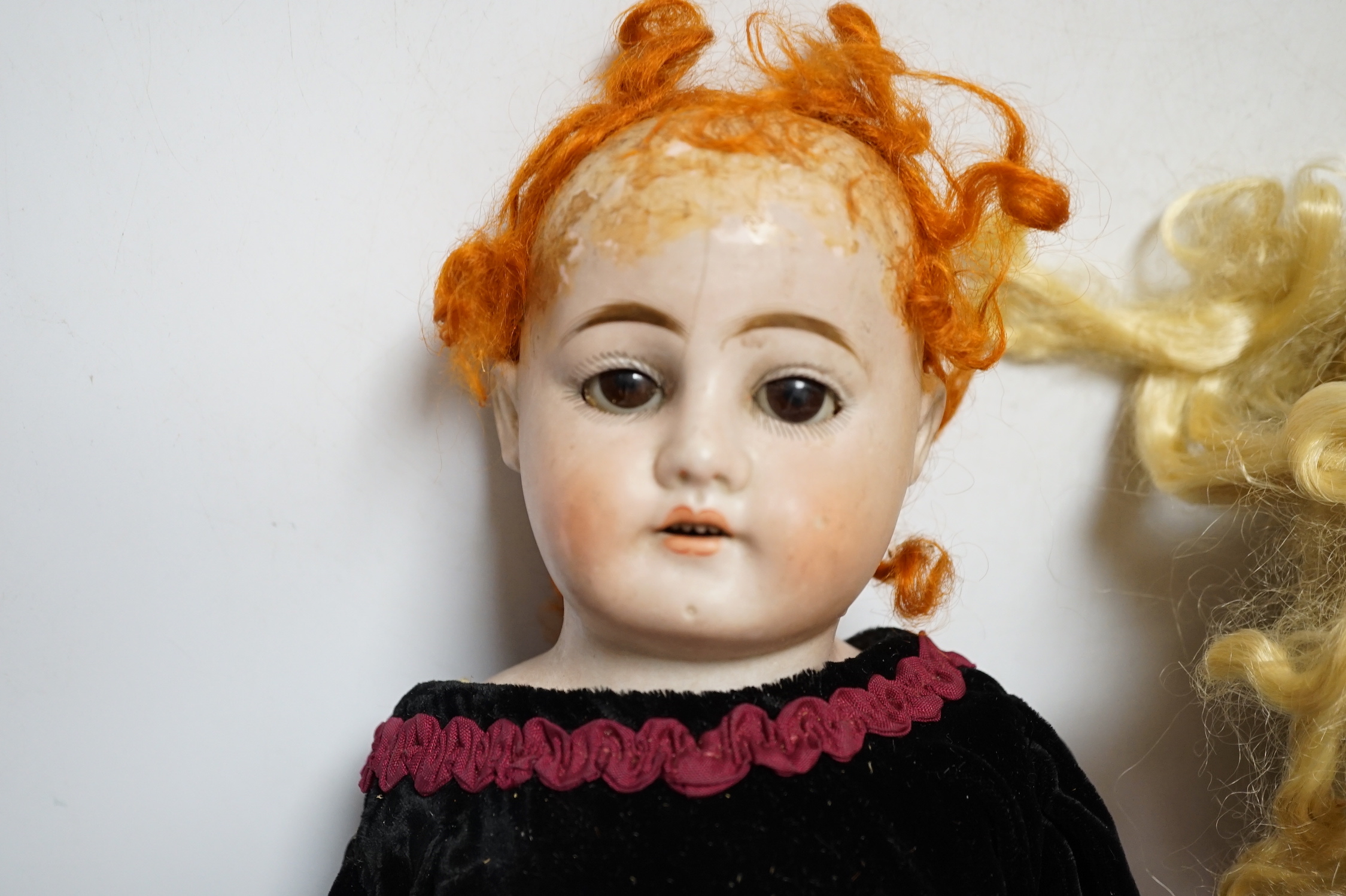 Three dolls; a German Bisque shoulder head doll with sleeping eyes with jointed kid leather body, - Bild 4 aus 4