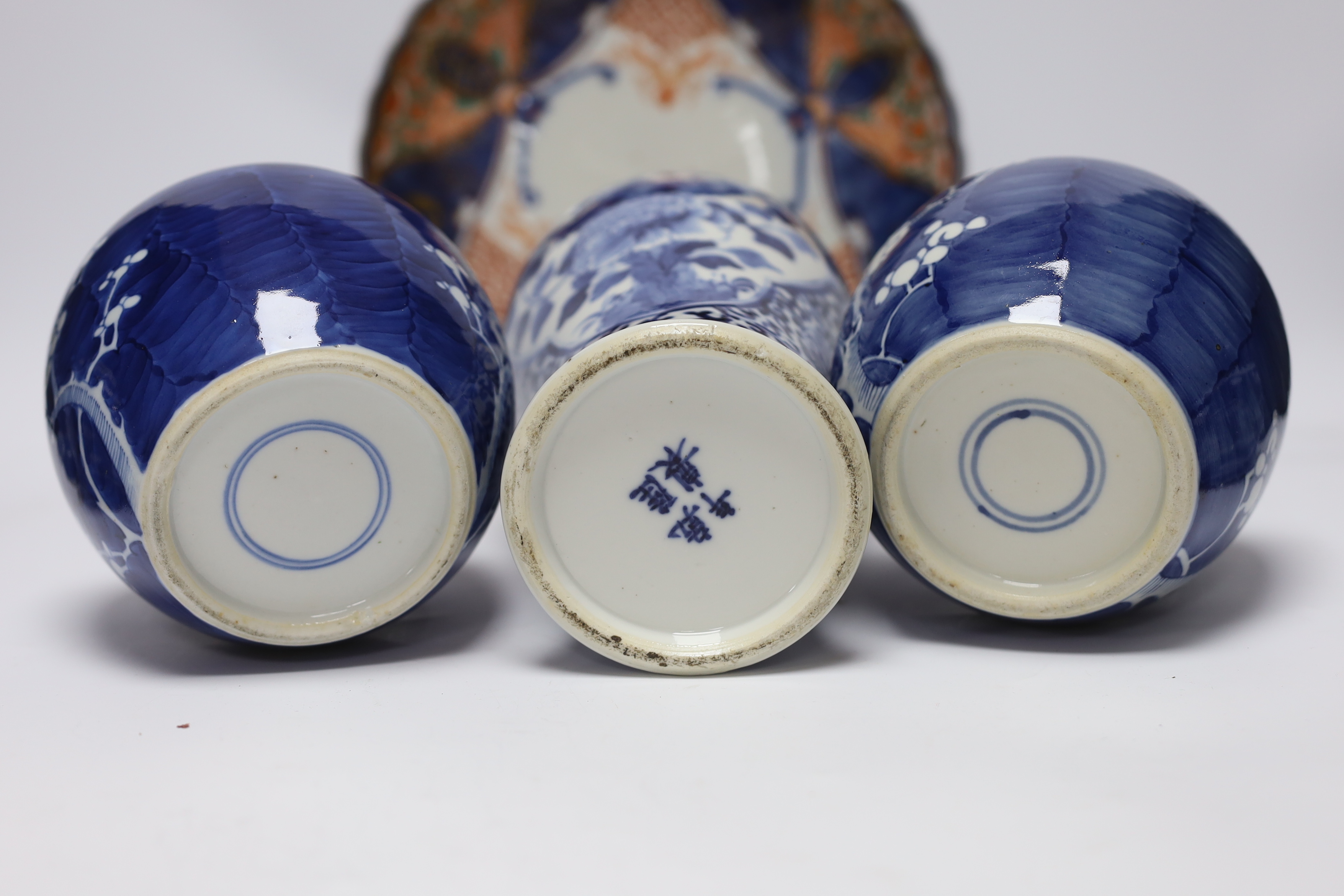 An early 20th century Chinese blue and white vase and cover, pair of 19th century Chinese famille - Image 5 of 7