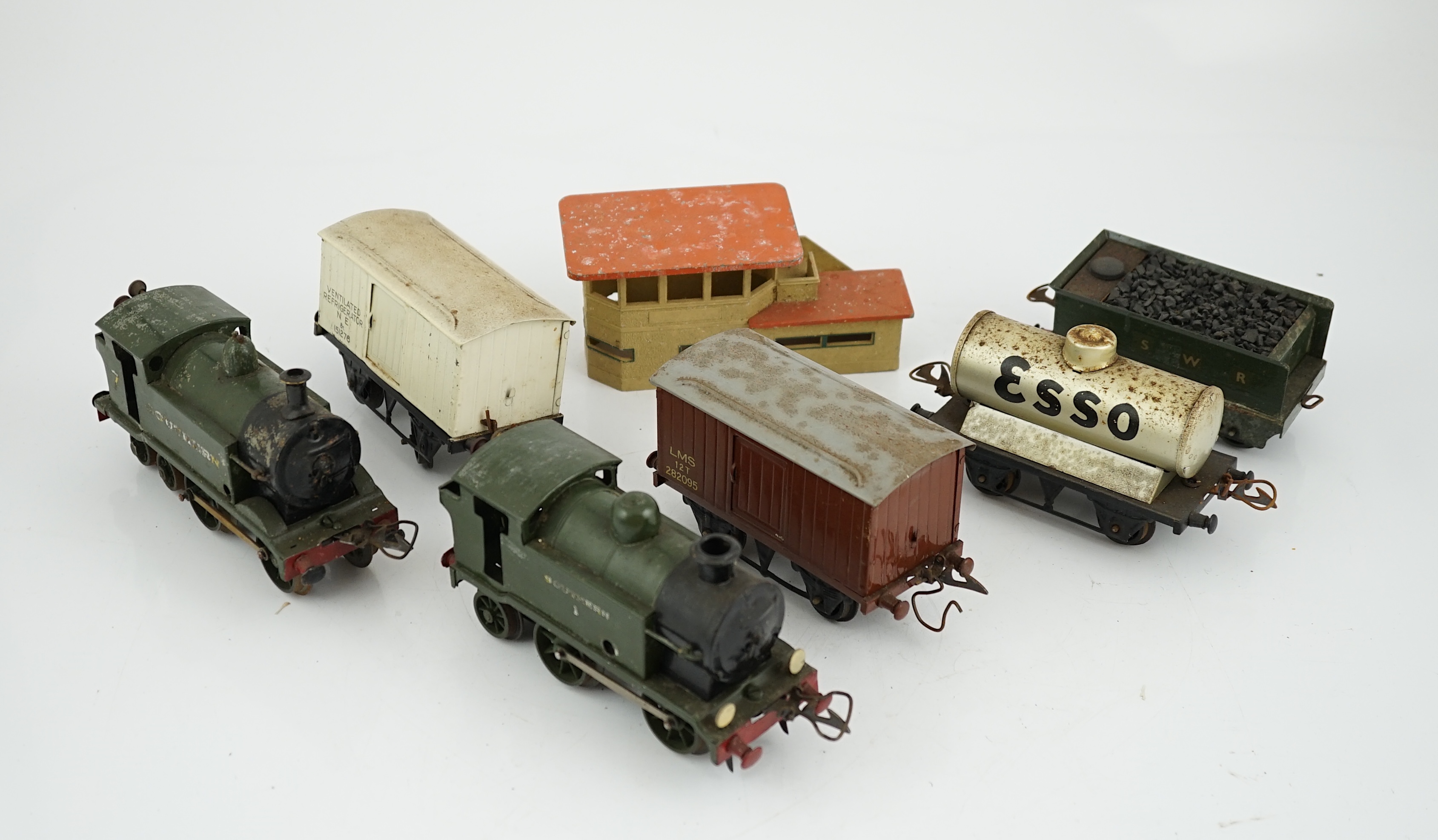 Fourteen 0 gauge tinplate etc. railway items, including three clockwork locomotives; an LSWR 4-4-0 - Image 11 of 20