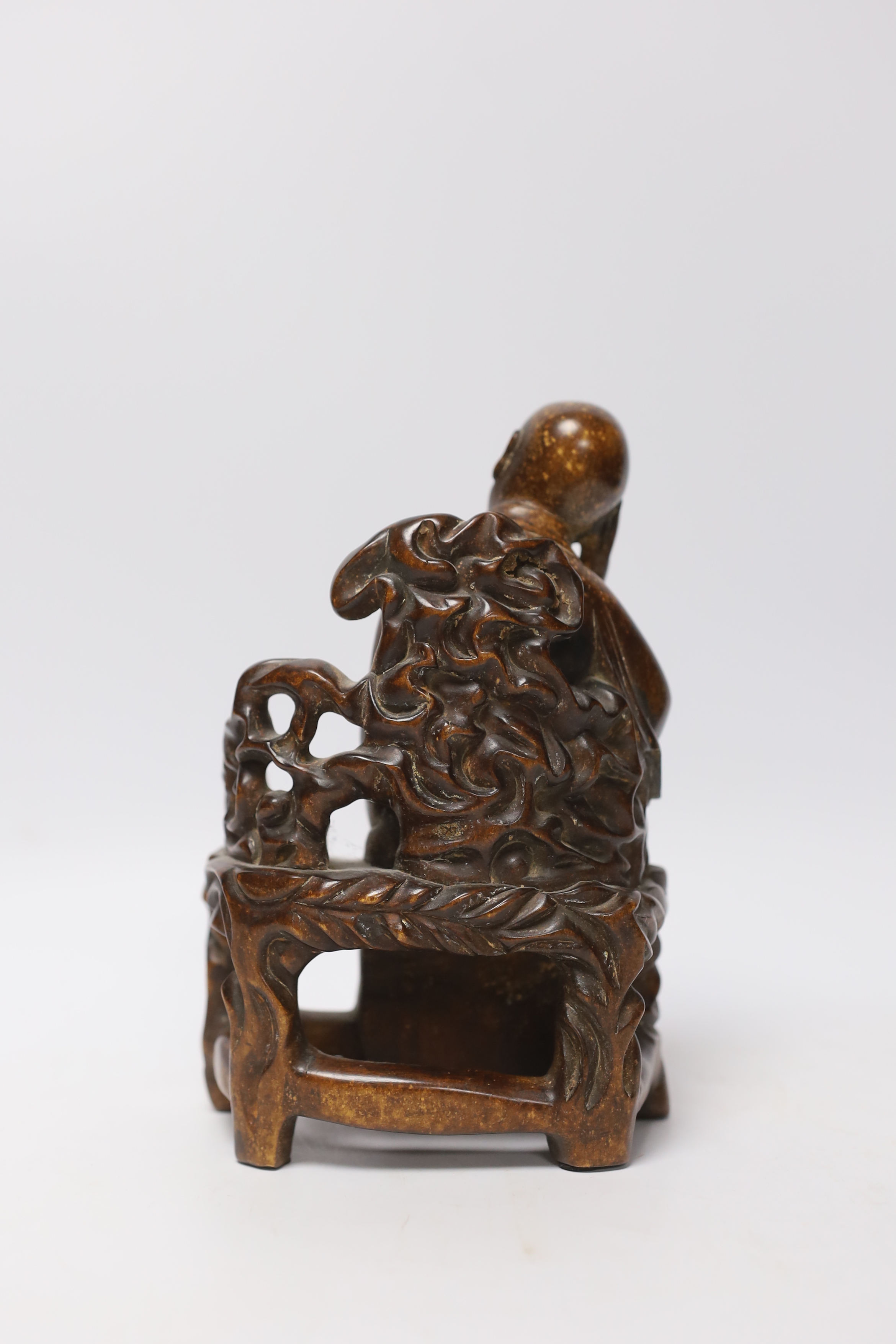 A Chinese carved wood figure of a scholar, 19cm - Image 2 of 3