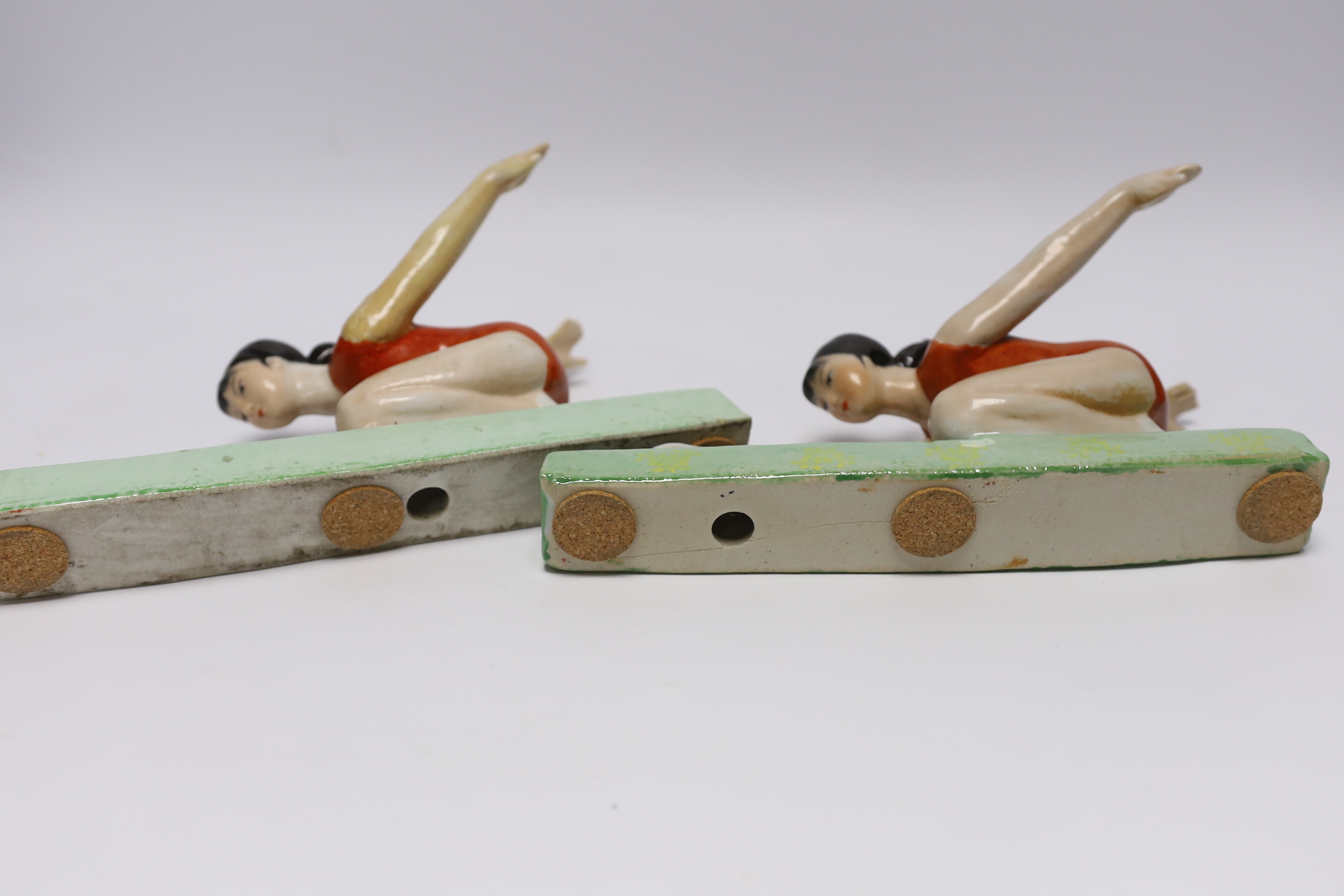 A pair of Chinese Cultural Revolution figures of ballerinas, 23.5cm long - Bild 4 aus 4