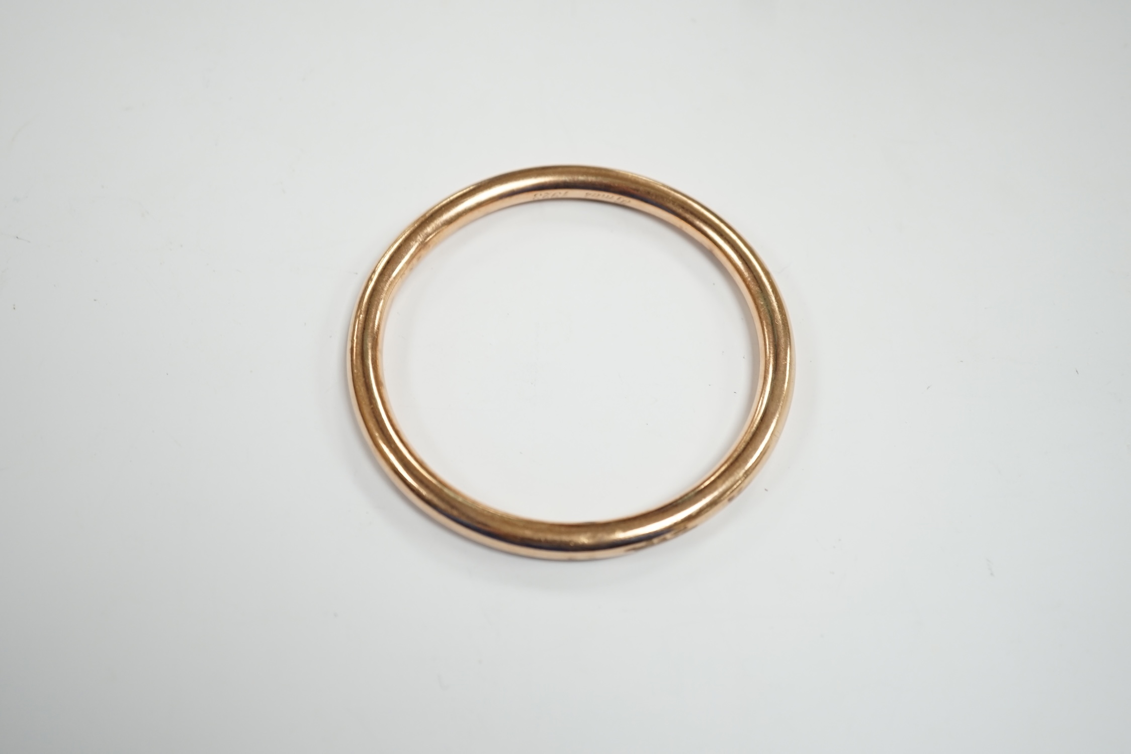 A George V 9ct gold hollow bangle, interior diameter 67mm, 13.8 grams. - Image 3 of 4