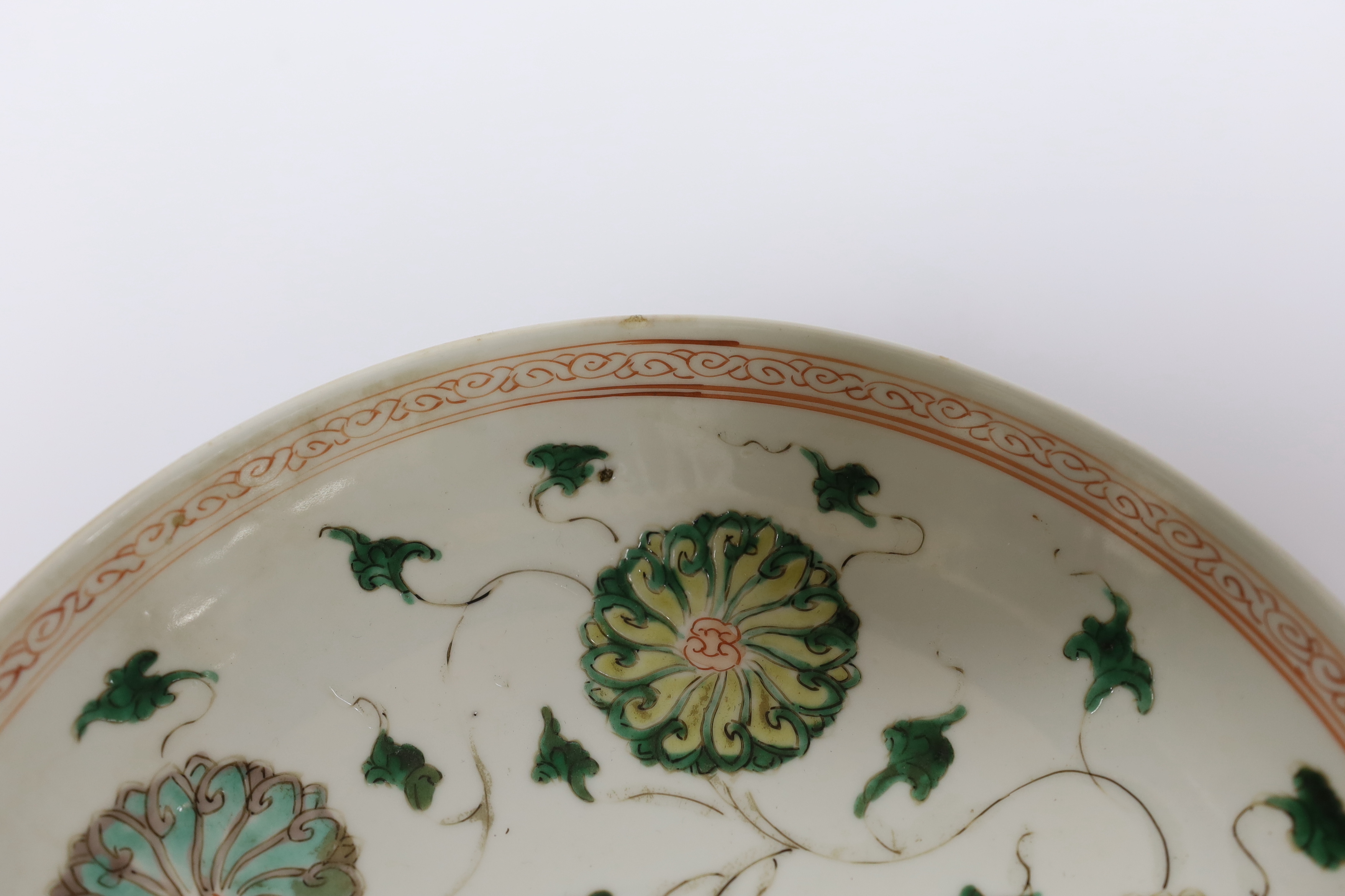 A Chinese famille verte ‘lotus flower’ dish, Kangxi period, 23cm diameter - Bild 3 aus 3