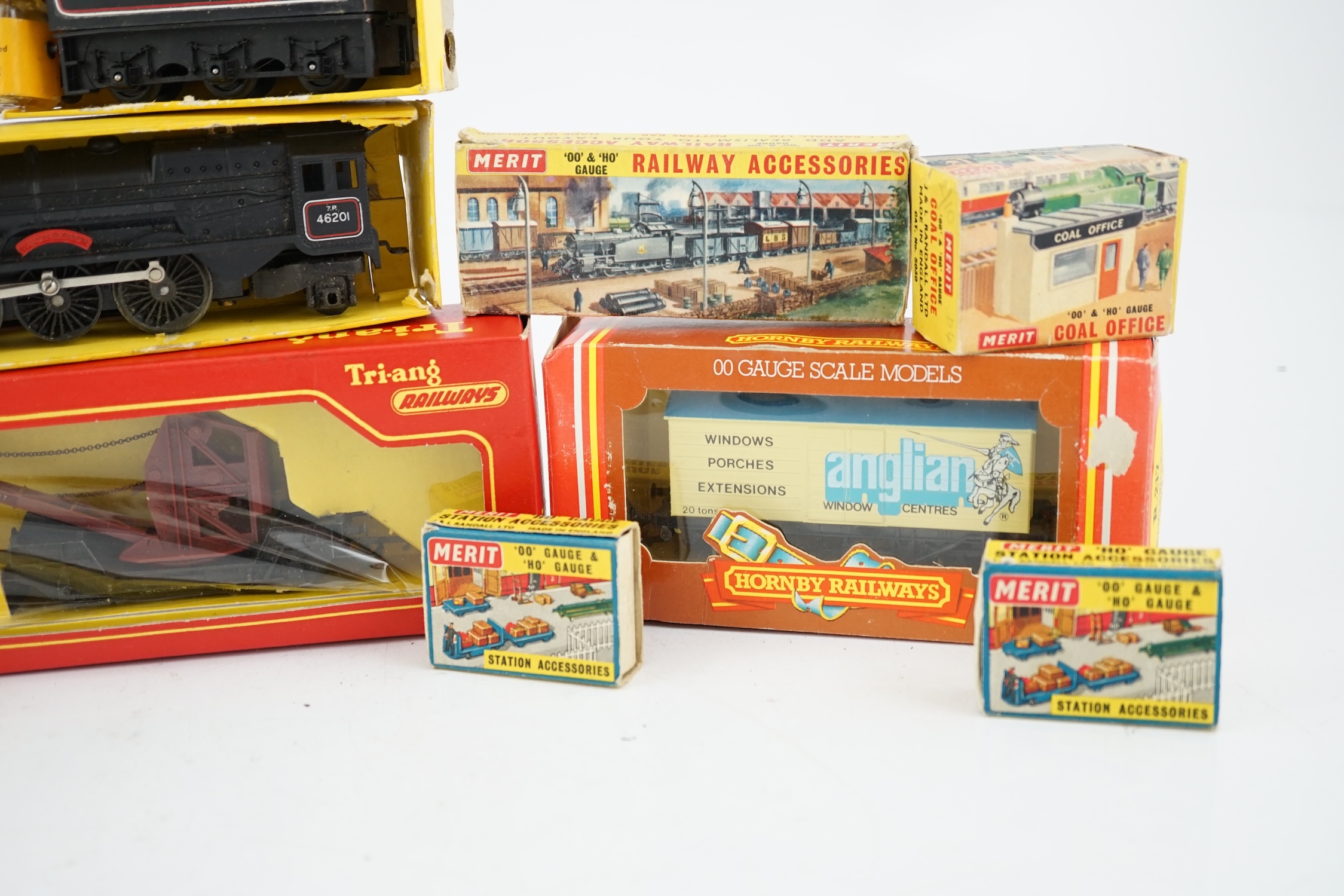 A collection of mostly Tri-ang Railways 00 gauge model railway, including three locomotives; a BR - Image 8 of 12