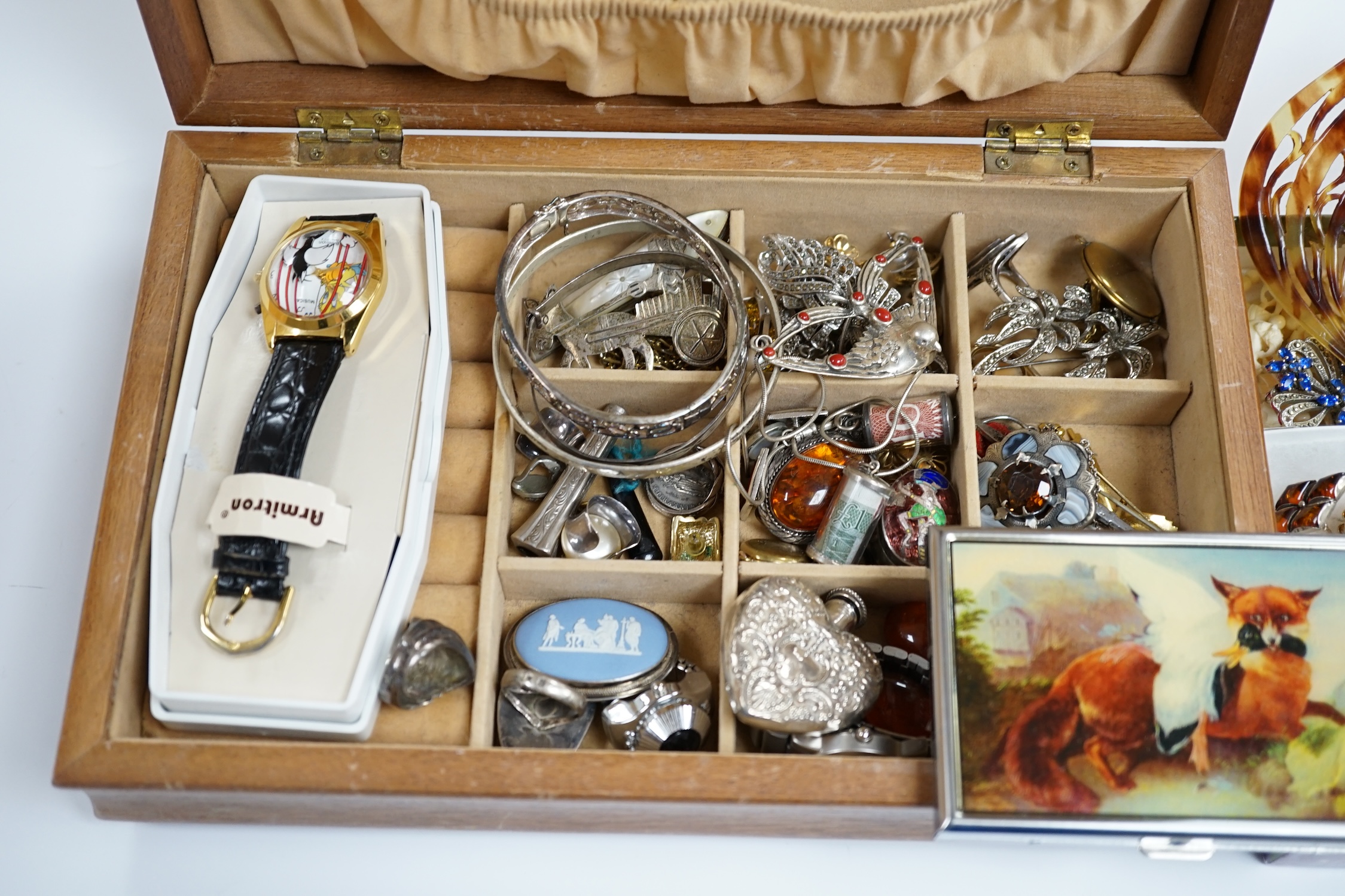A quantity of assorted jewellery including 925 and costume and other items including a modern silver - Image 2 of 5