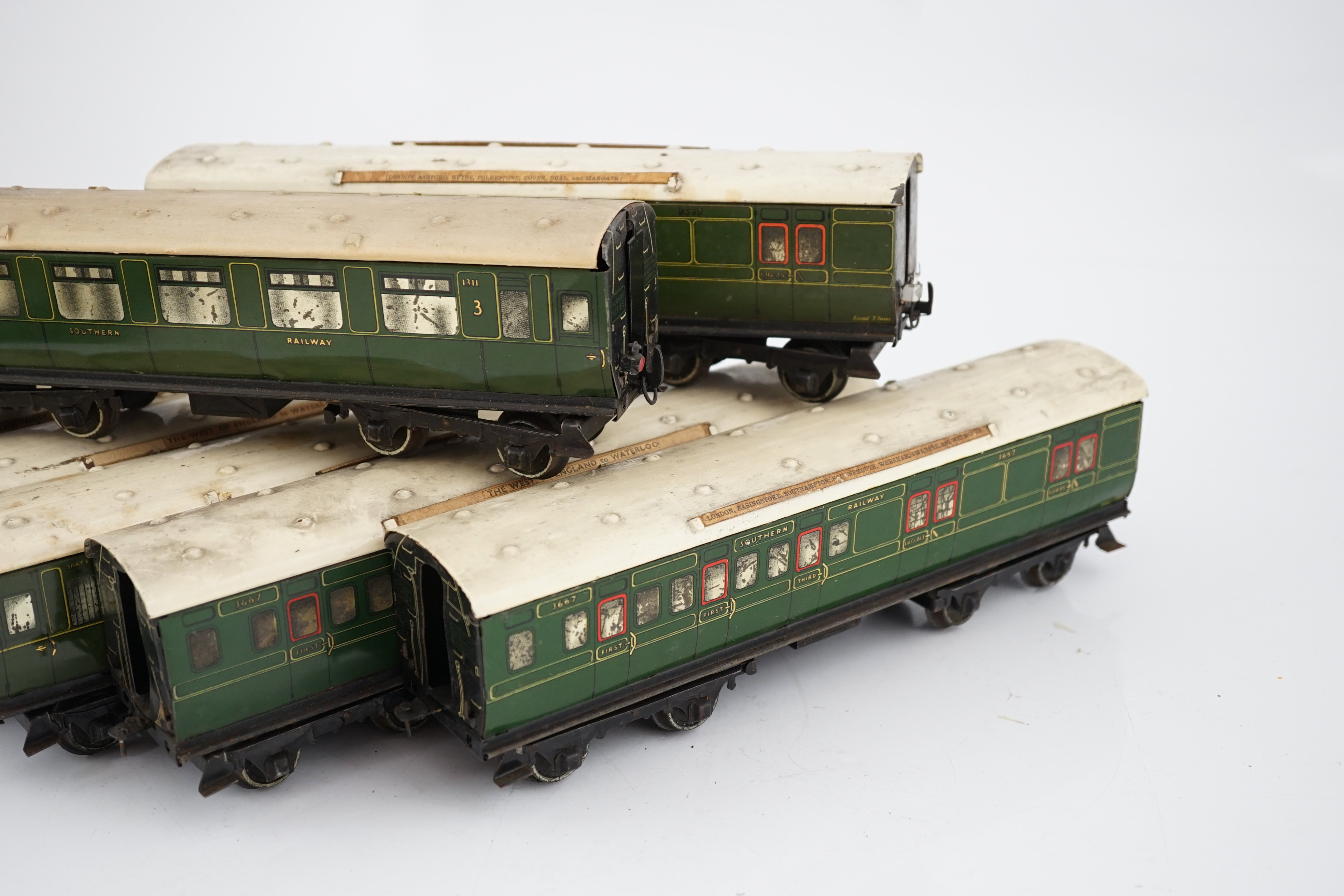 Seven Hornby 0 gauge tinplate No.2 coaches in Southern Railway livery - Image 3 of 10