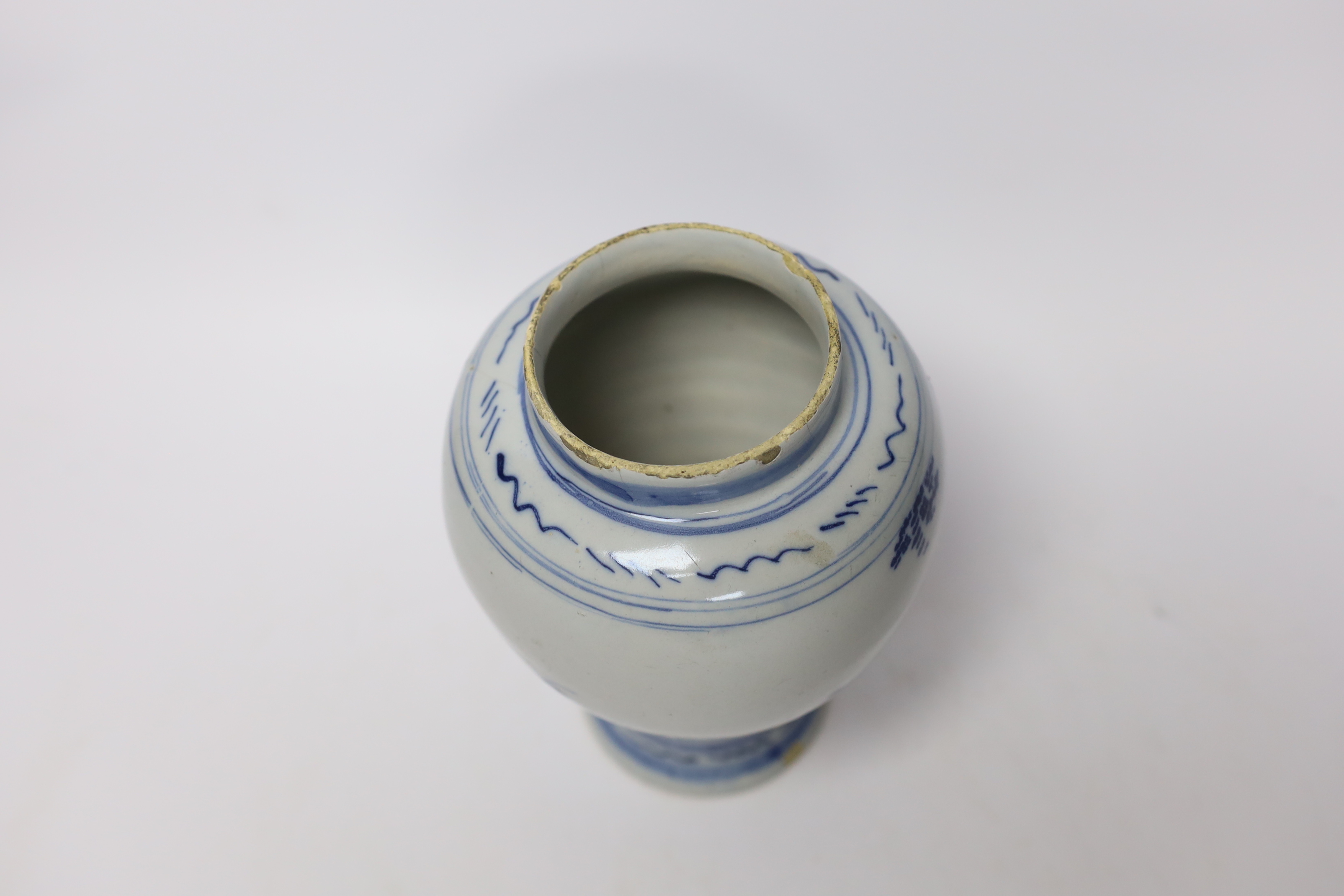 An 18th century Dutch Delft vase, 18cm - Image 3 of 4