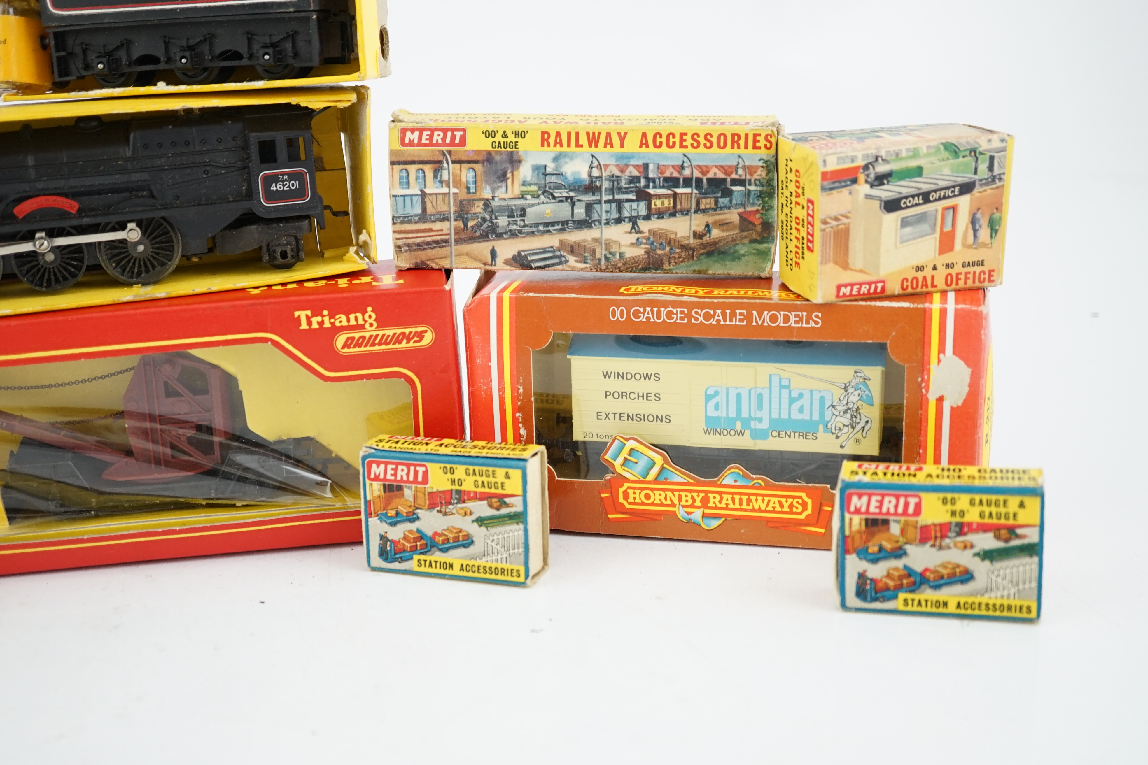 A collection of mostly Tri-ang Railways 00 gauge model railway, including three locomotives; a BR - Image 2 of 12