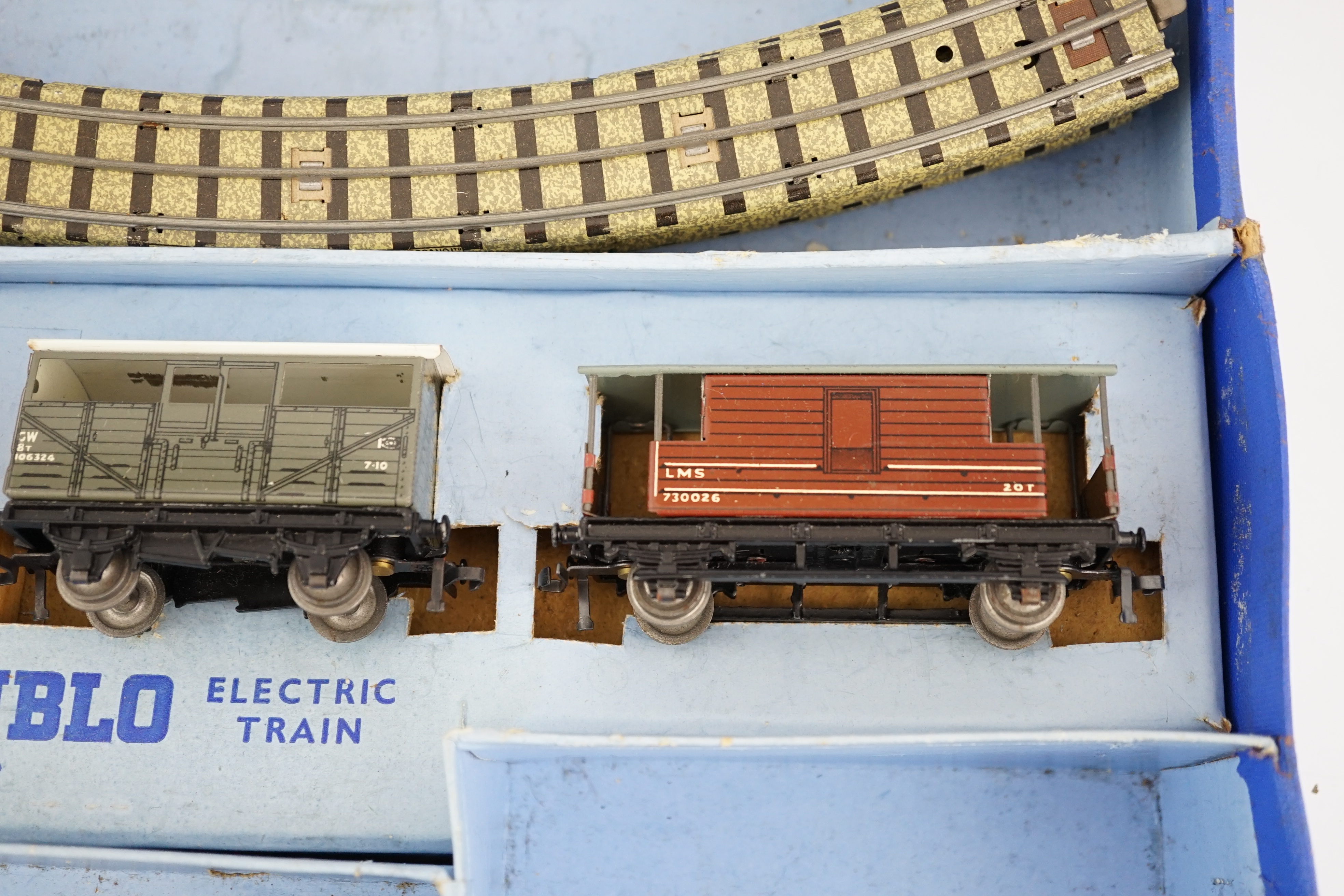 A collection of Hornby Dublo railway for 3-rail running, including; a boxed EDG7 Tank Goods Train - Bild 6 aus 22