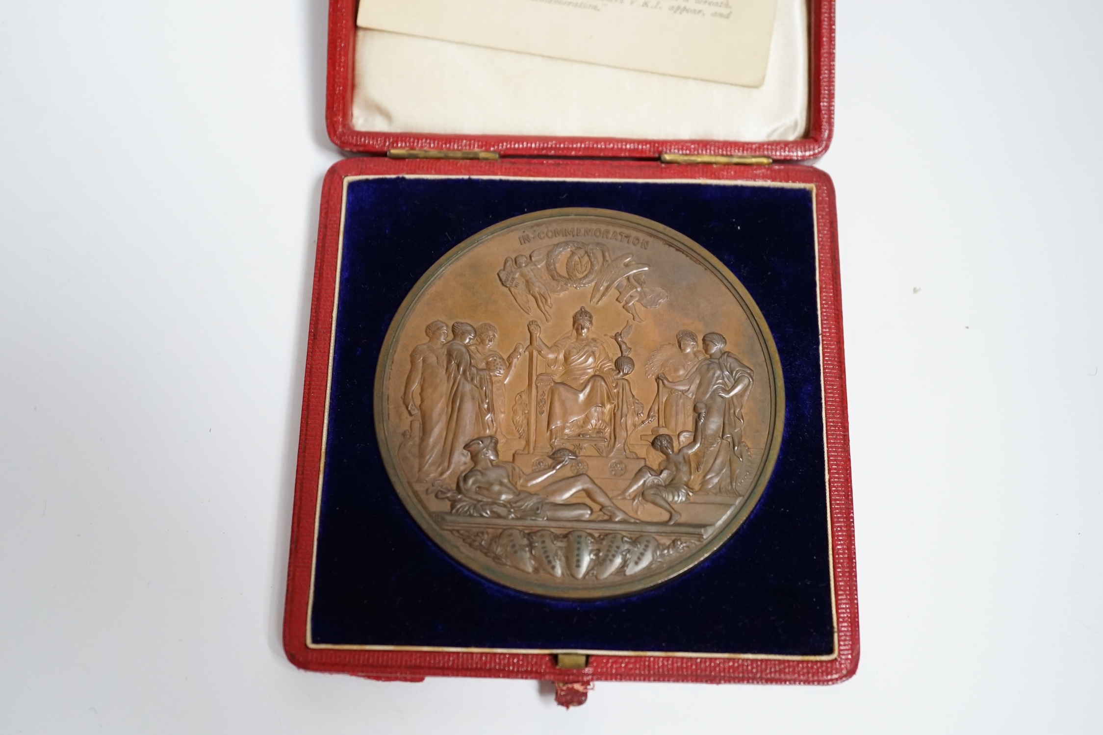 A Queen Victoria commemorative cased 1887 bronze Jubilee medal - Bild 2 aus 3