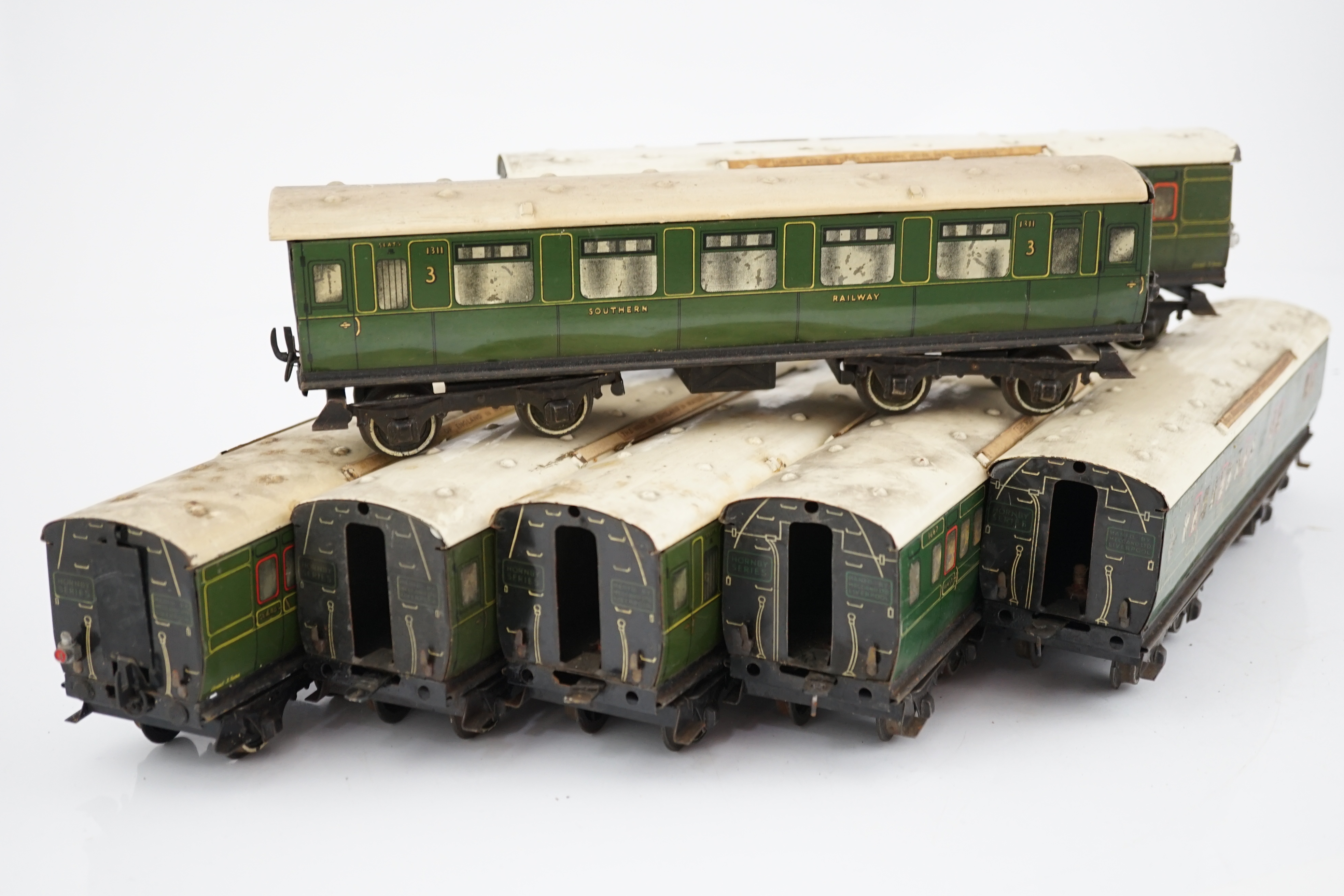 Seven Hornby 0 gauge tinplate No.2 coaches in Southern Railway livery - Image 2 of 10