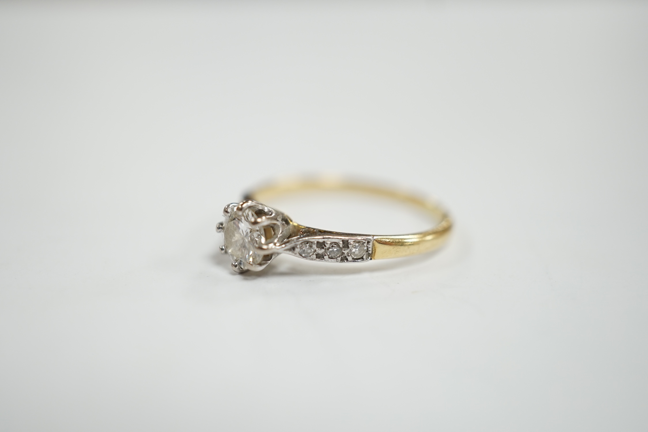 An 18ct and single stone diamond set ring, with diamond chip set shoulders, size M, gross weight 1.9 - Image 4 of 6