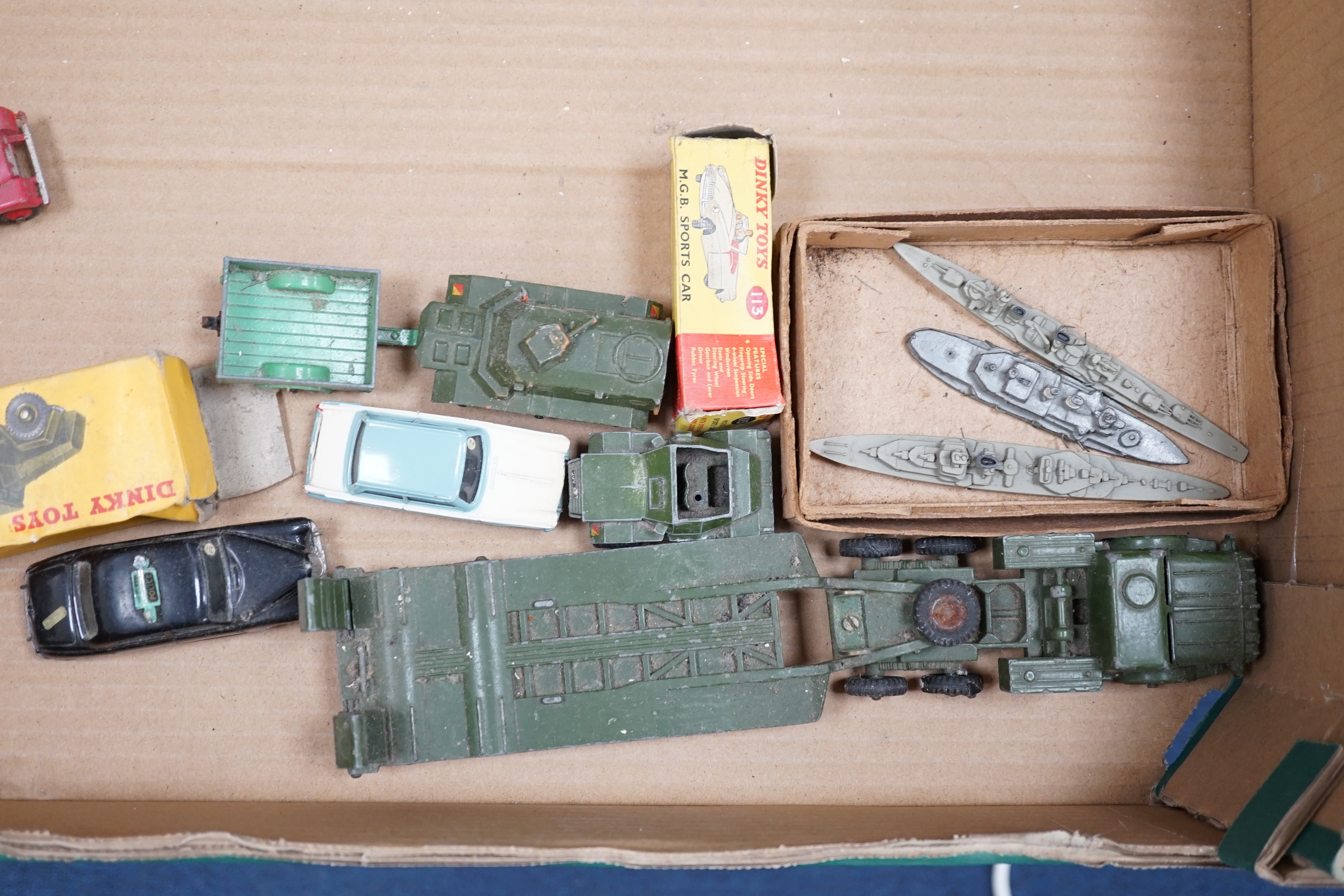 Thirteen Dinky Toys and Supertoys, etc. including; an MGB (113), a Riley Pathfinder, a Triumph - Bild 7 aus 14