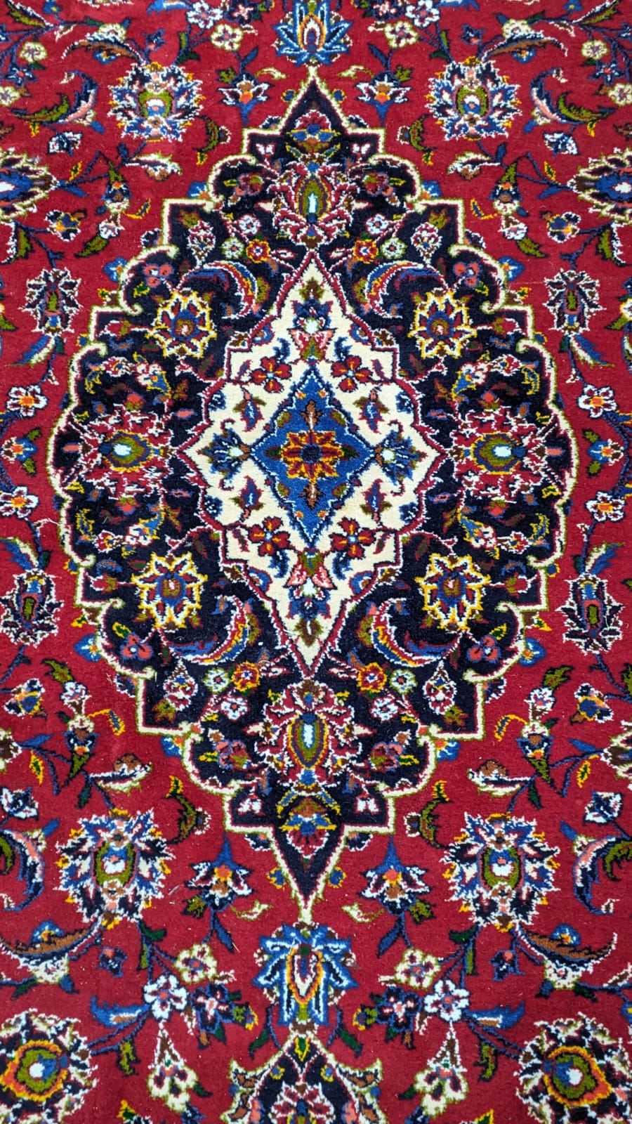 A Tabriz burgundy ground carpet, 292 x 216cm - Bild 2 aus 3