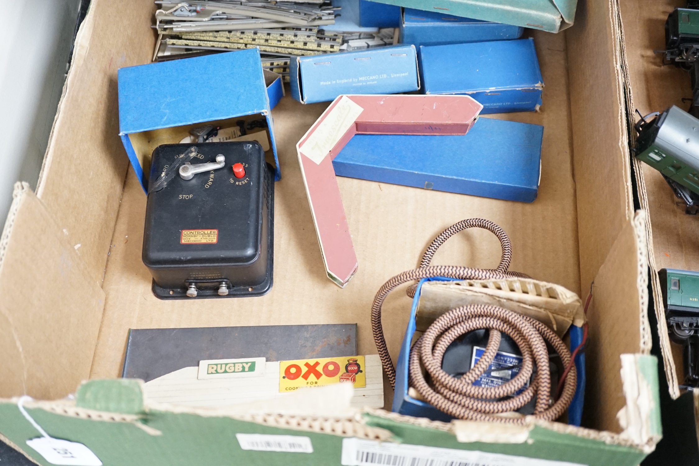 A collection of Hornby Dublo railway for 3-rail running, including; a boxed EDG7 Tank Goods Train - Bild 17 aus 22