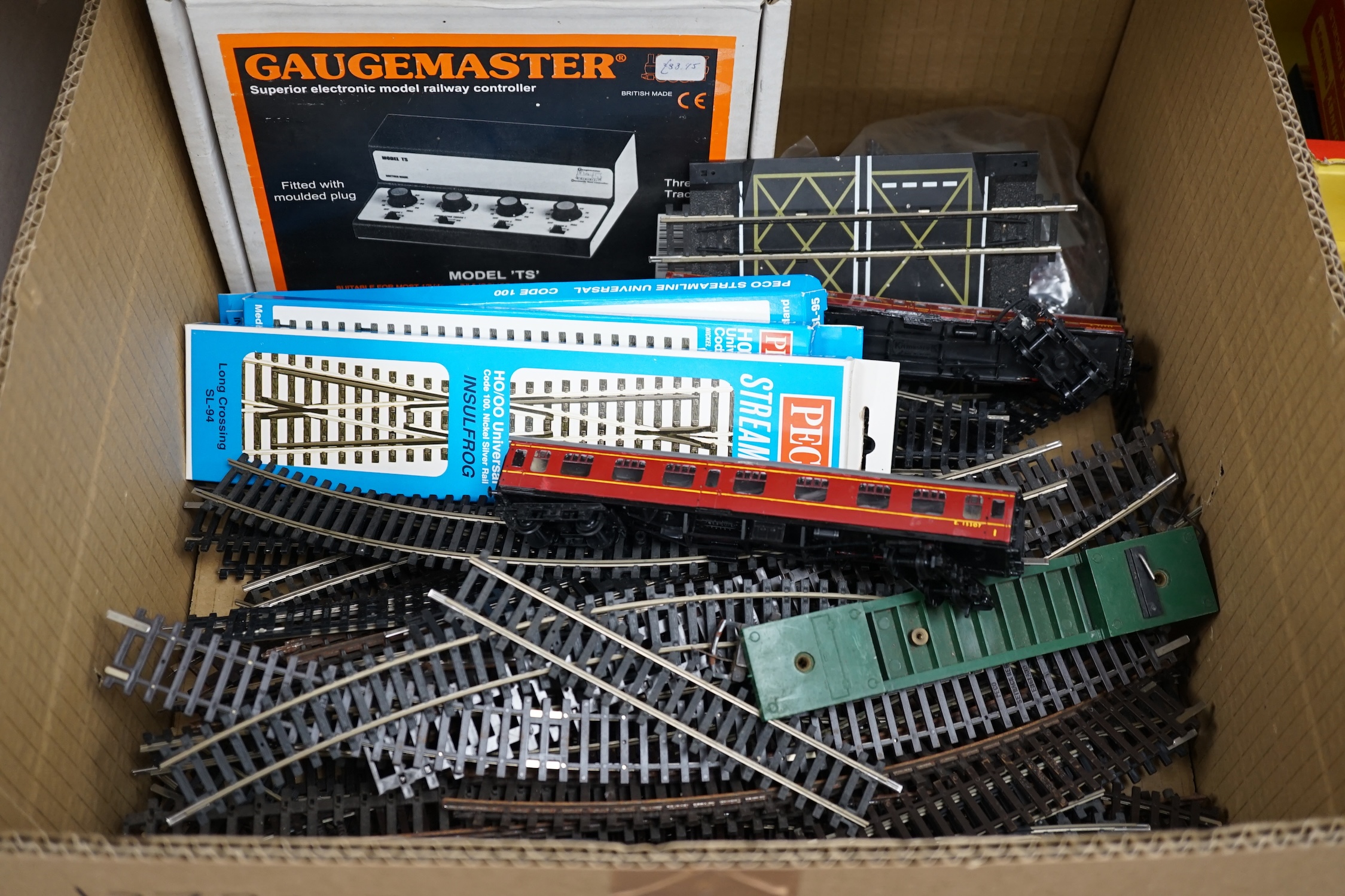 A collection of 00 gauge model railway by Hornby, Tri-ang, etc. including two boxed locomotives; a - Image 7 of 8