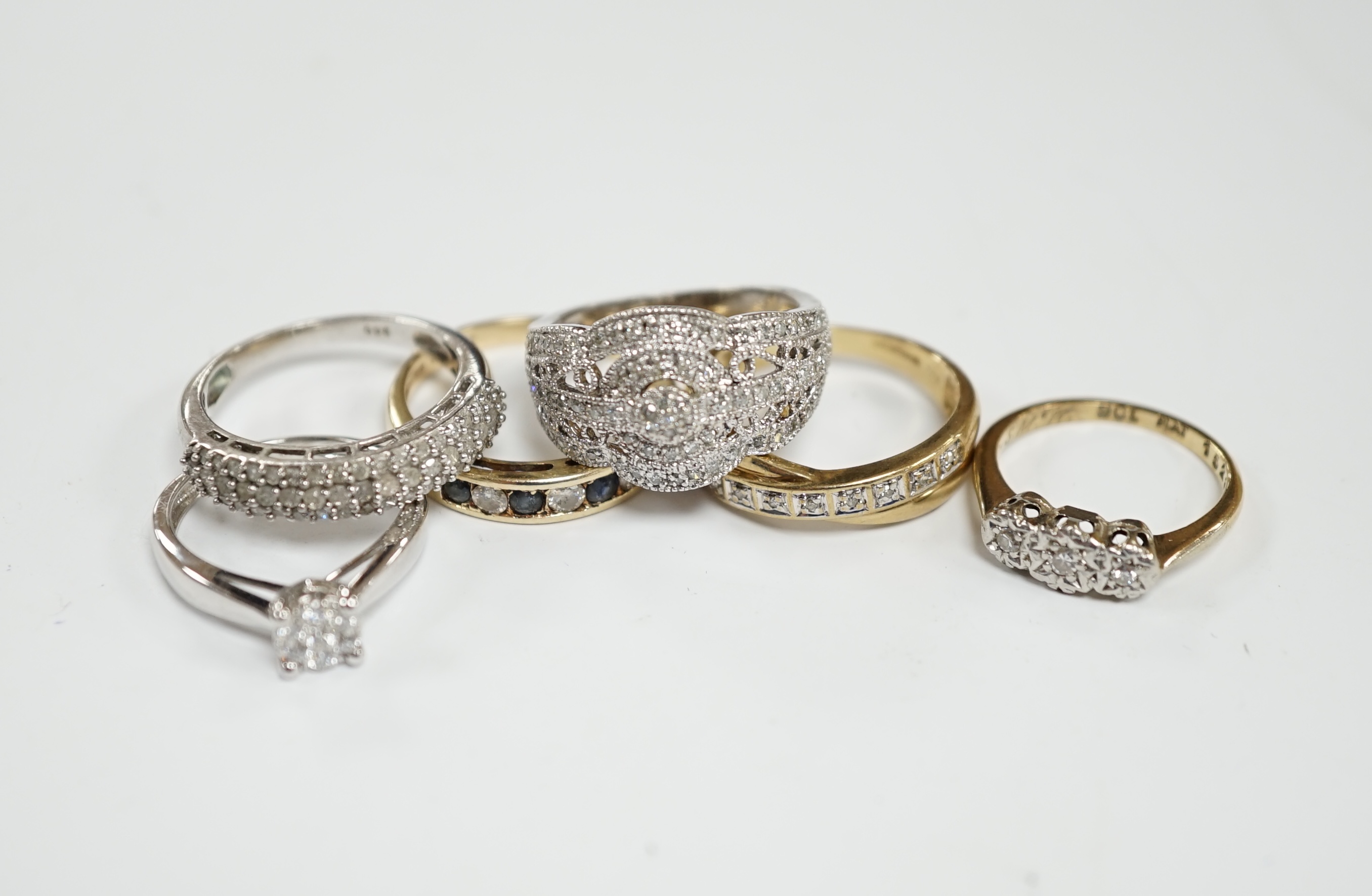 Five assorted modern 9ct and gem set rings including diamond chip cluster and sapphire and diamond