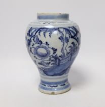 An 18th century Dutch Delft vase, 18cm