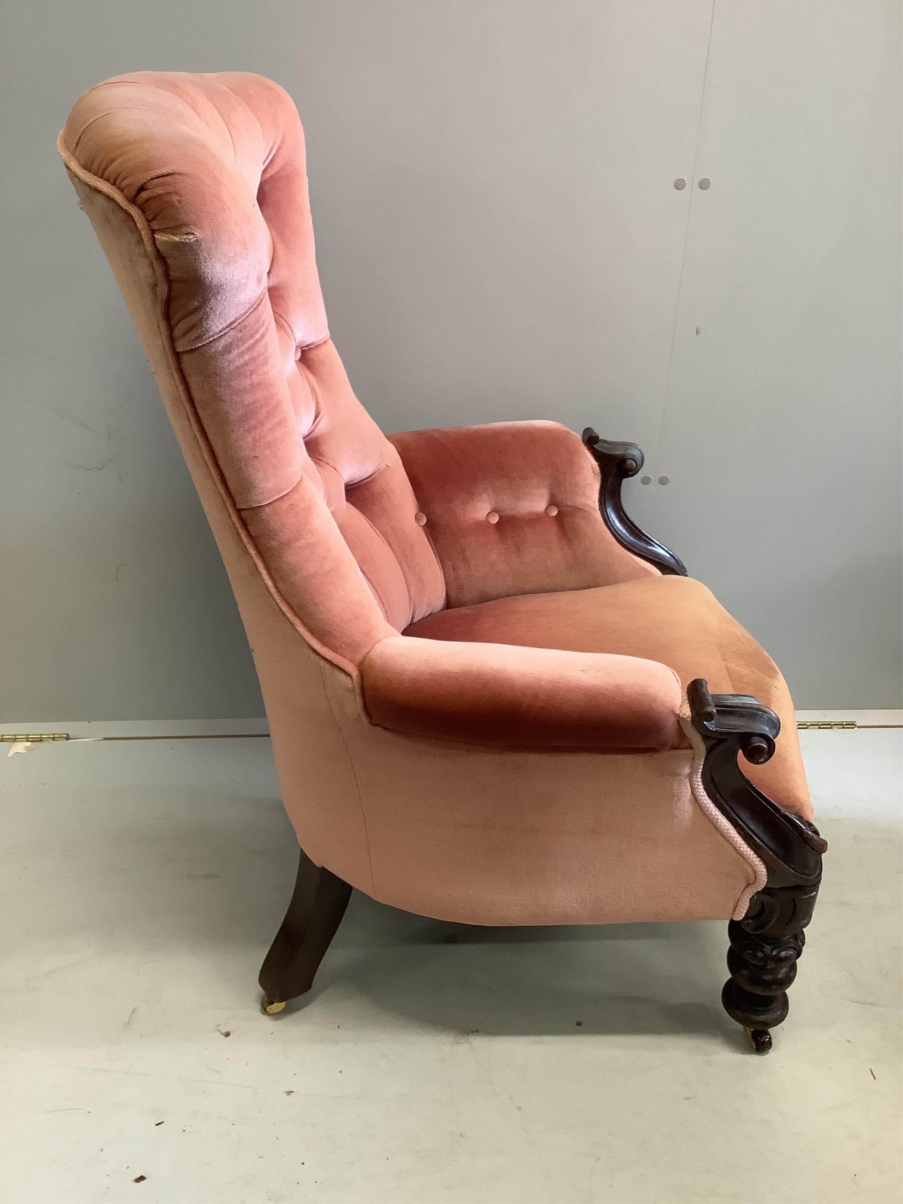 A Victorian mahogany upholstered spoonback chair, width 70cm, depth 72cm, height 104cm - Bild 2 aus 2