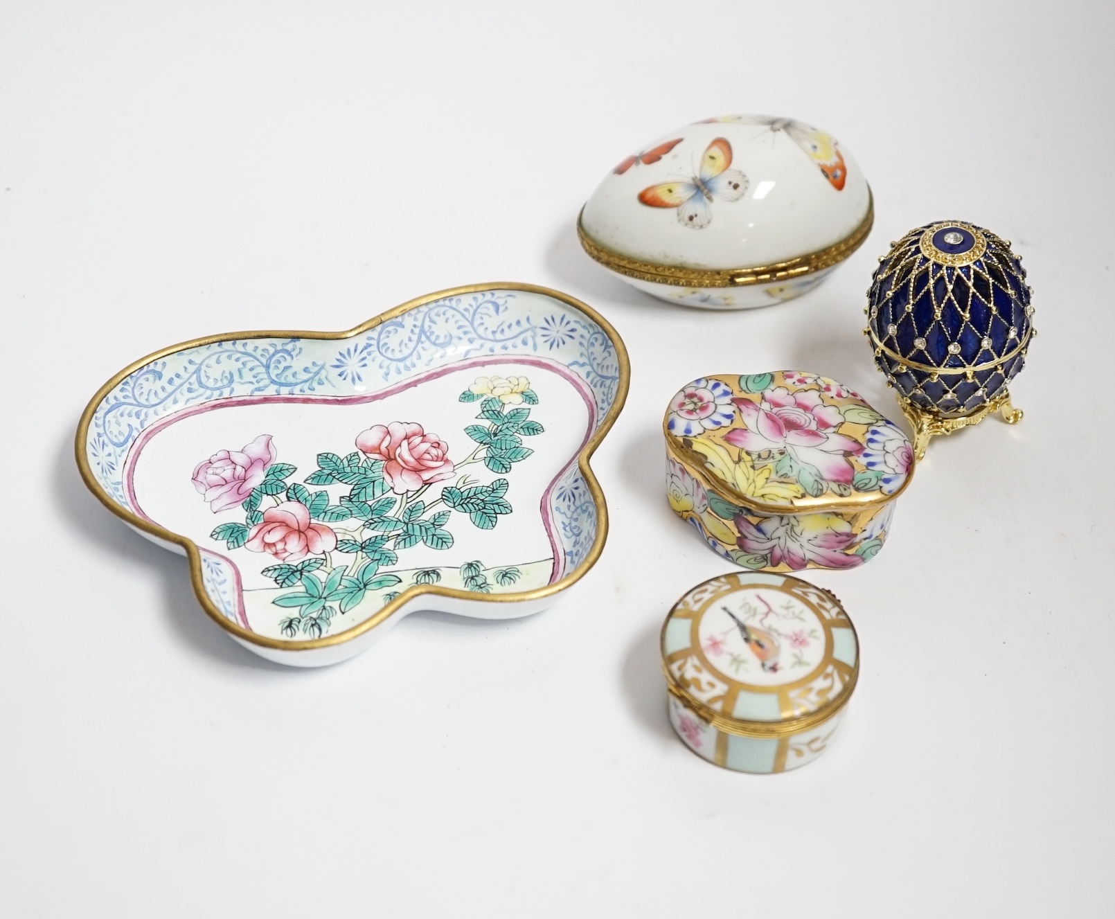 A collection of curios to include Halcyon Days, Bilston and Limoges enamel boxes, a Chinese