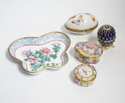 A collection of curios to include Halcyon Days, Bilston and Limoges enamel boxes, a Chinese