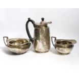 An Edwardian silver hot water pot and matching sugar bowl and cream jug, Daniel & John Welby,