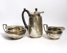 An Edwardian silver hot water pot and matching sugar bowl and cream jug, Daniel & John Welby,