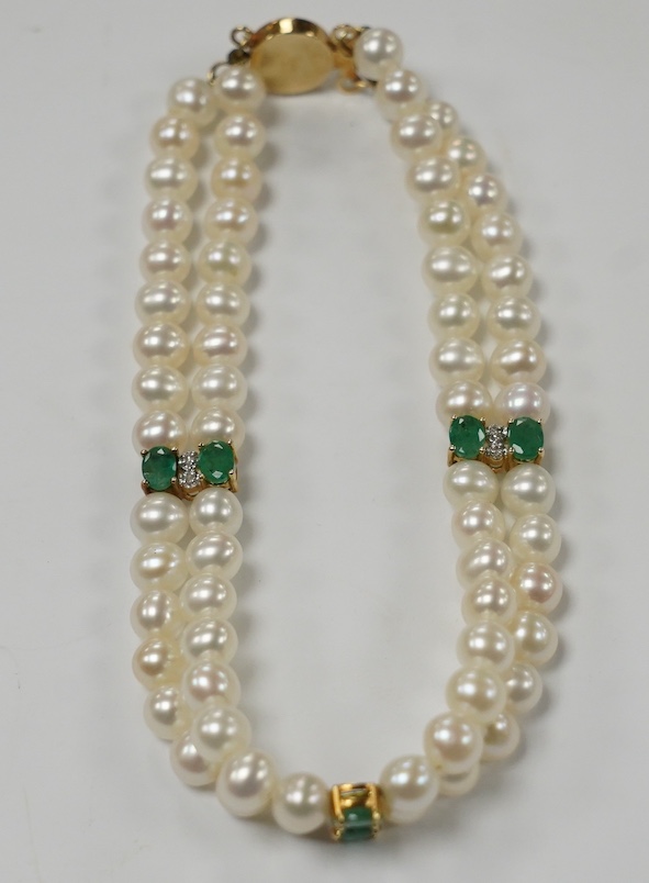 A modern Mexican double strand cultured pearl bracelet, with 14k clasp and emerald and three emerald - Image 3 of 4