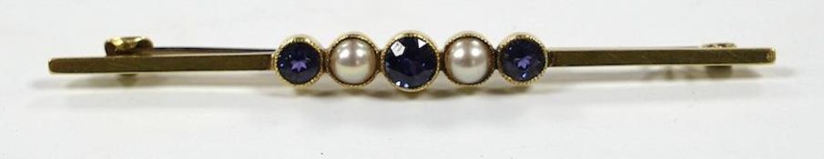 An Edwardian 15ct, three stone sapphire and two stone split pearl set bar brooch, 64mm, gross weight