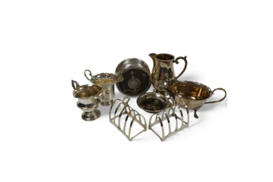 Sundry small silver including a pair of toast racks, Sheffield, 1936, three cream jugs, a - Image 1 of 10