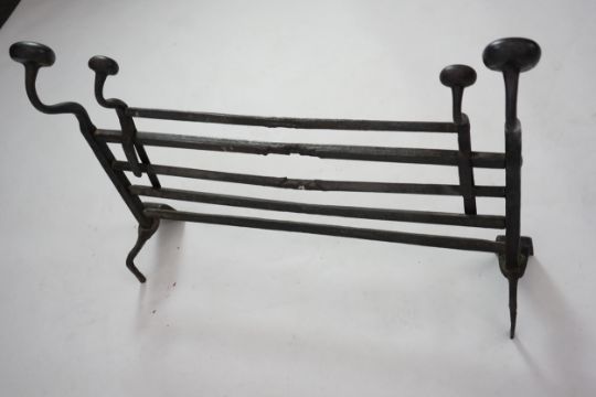 A 17th century French iron adjustable grate, with roundel finials and stylised scroll feet, width - Image 9 of 10