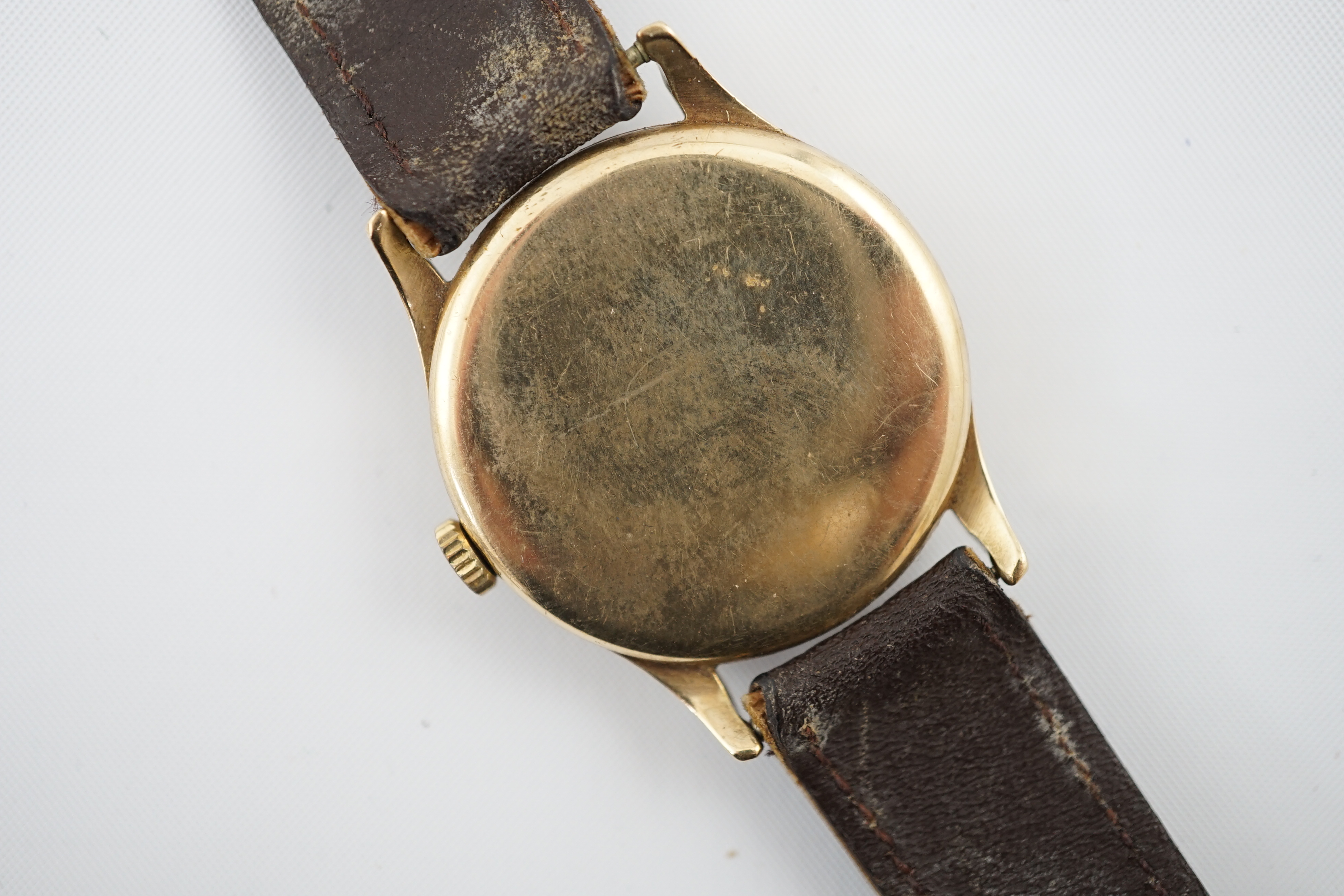 A gentleman's early 1940's 9ct gold Omega manual wind wrist watch, with Arabic dial and subsidiary - Image 3 of 6