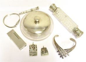 A MISCELLANEOUS COLLECTION OF JEWELLERY AND TRINKETS to include silver and metal to include an